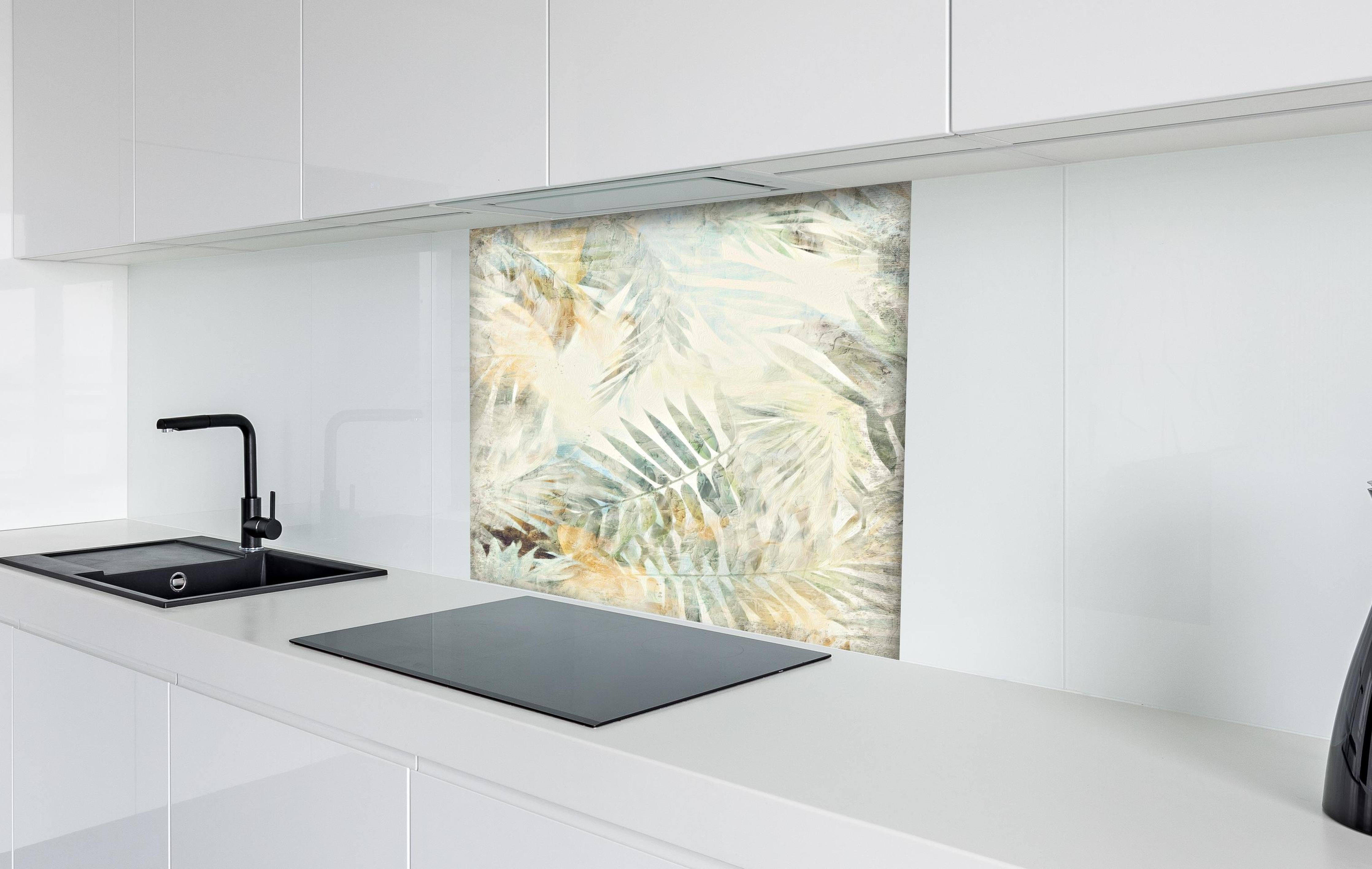 Spritzschutz - Modernes Dschungel Gemälde hinter einem Cerankochfeld zwischen Holz-Kochutensilien