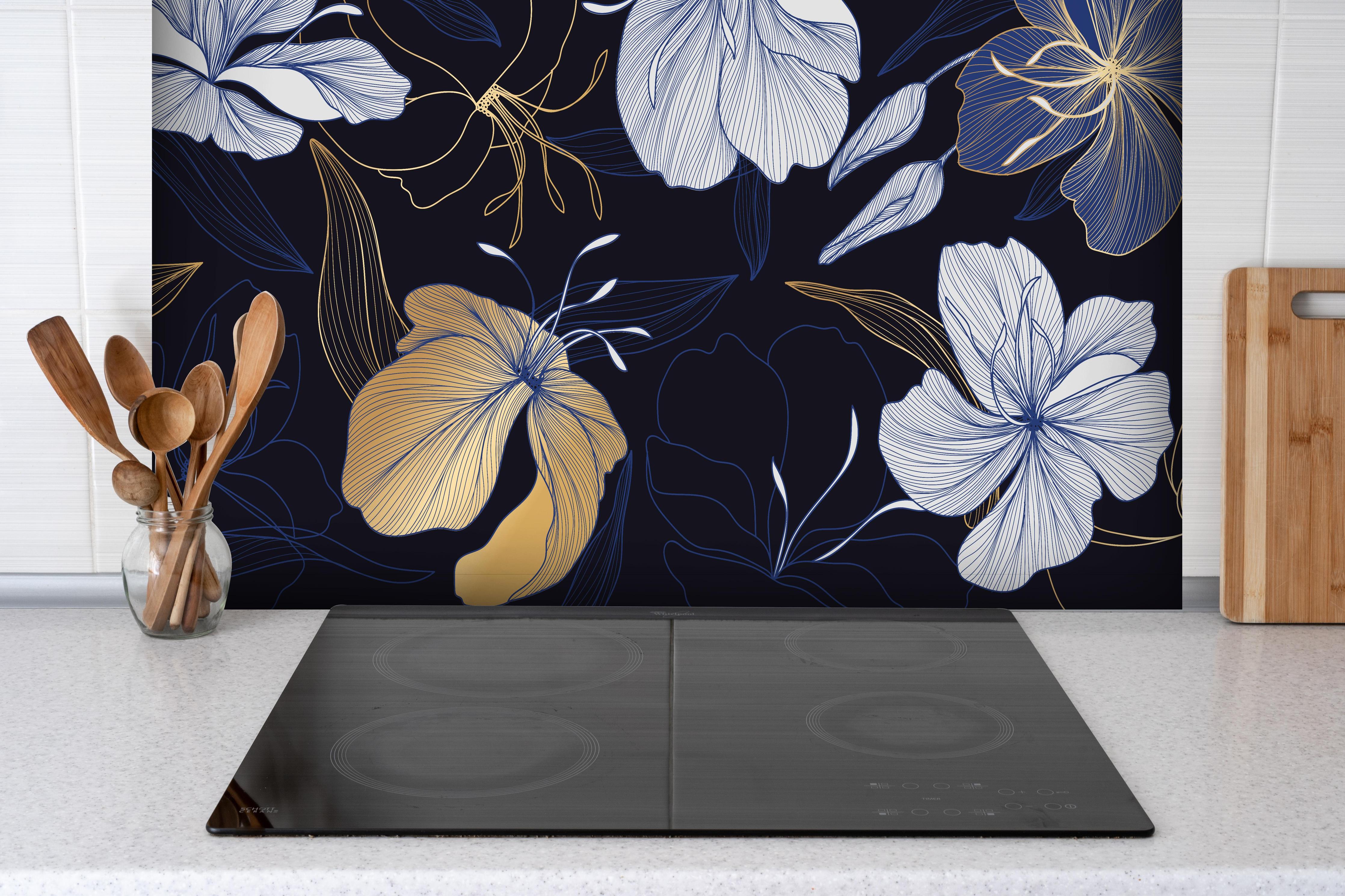Spritzschutz - Modernes Florales Design Dunkelblau Gold hinter einem Cerankochfeld zwischen Holz-Kochutensilien