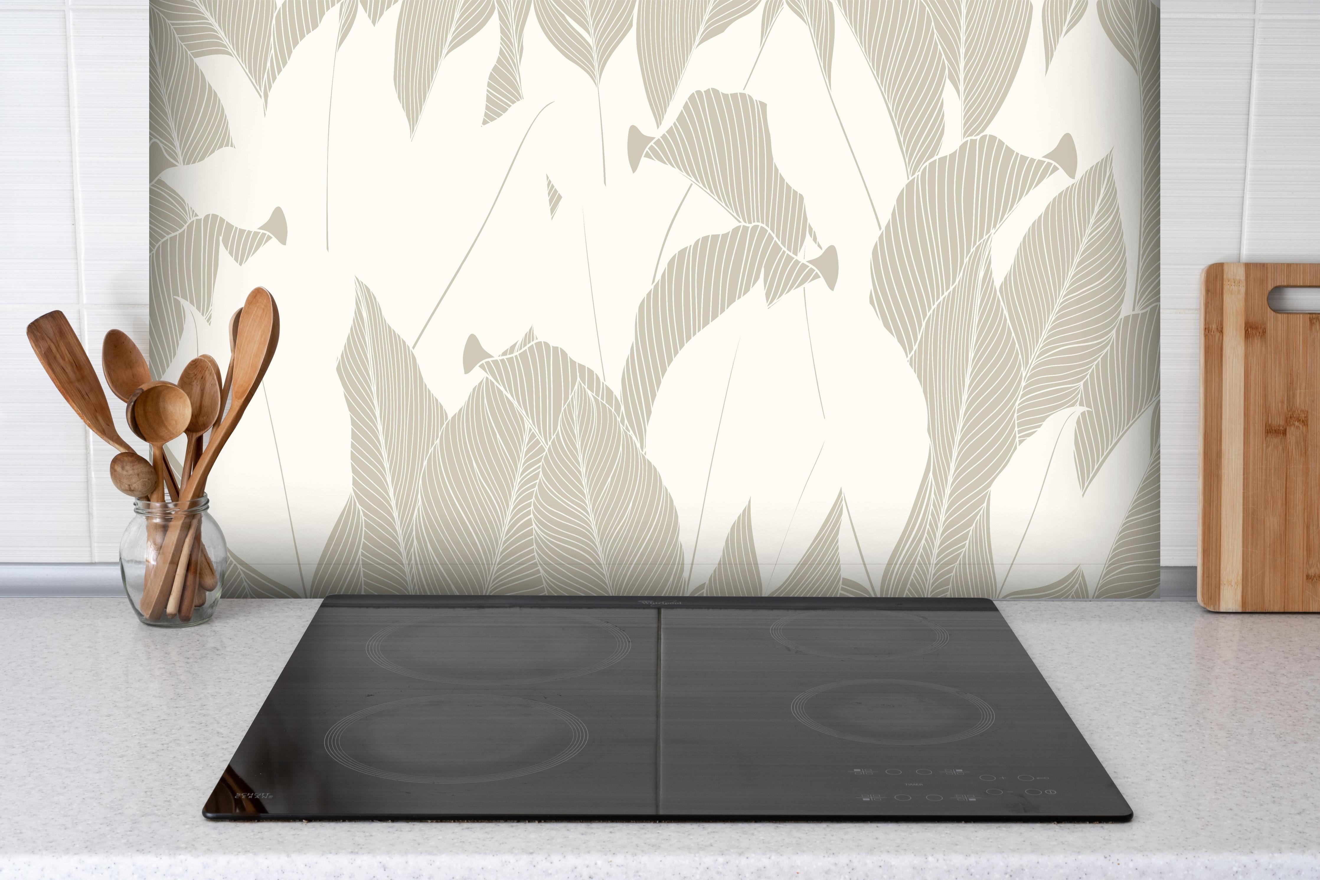 Spritzschutz - Modernes Grau-Weißes Laubdesign Tapete hinter einem Cerankochfeld zwischen Holz-Kochutensilien