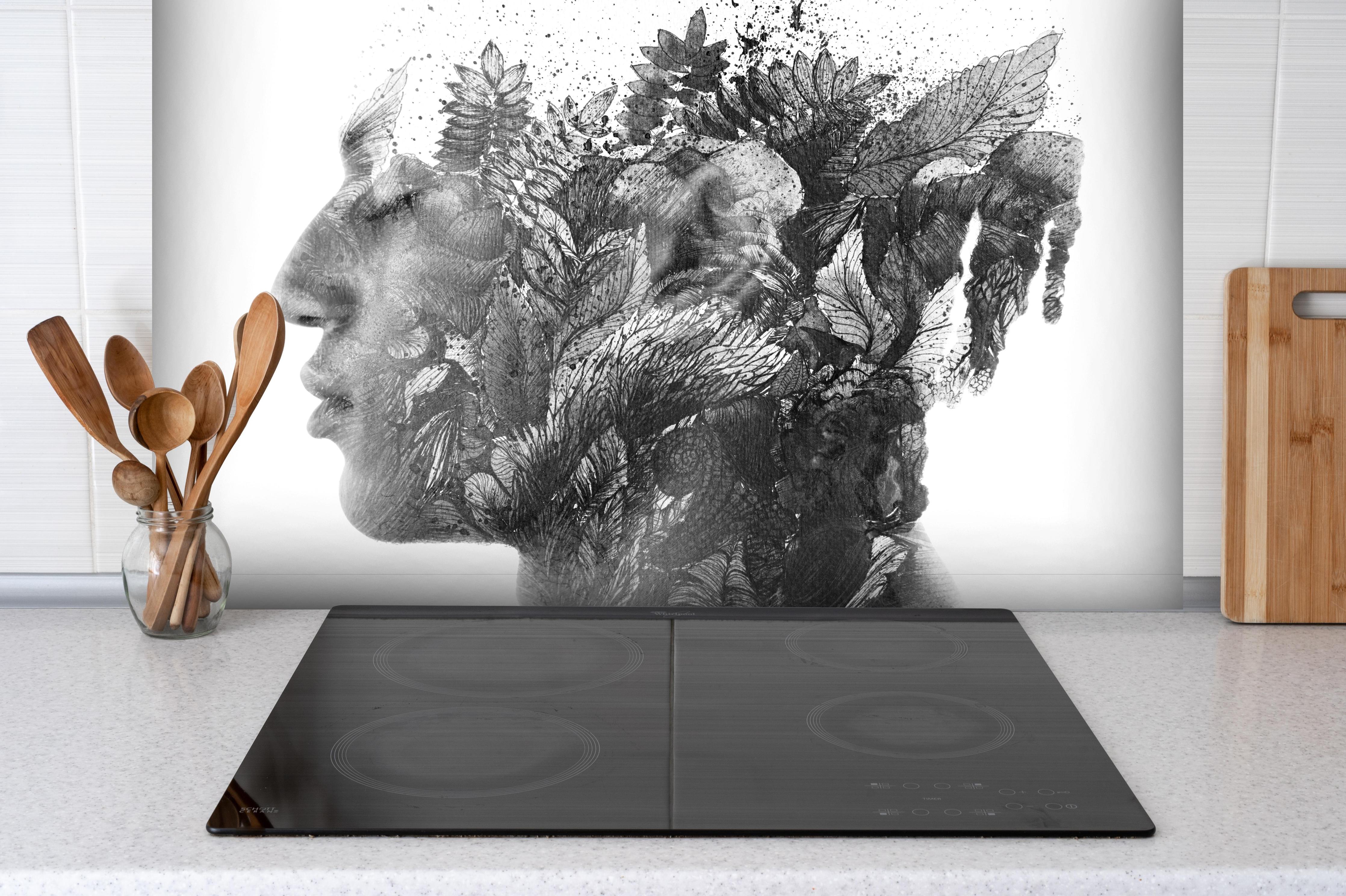 Spritzschutz - Modernes Portrait in schwarz - weiß hinter einem Cerankochfeld zwischen Holz-Kochutensilien