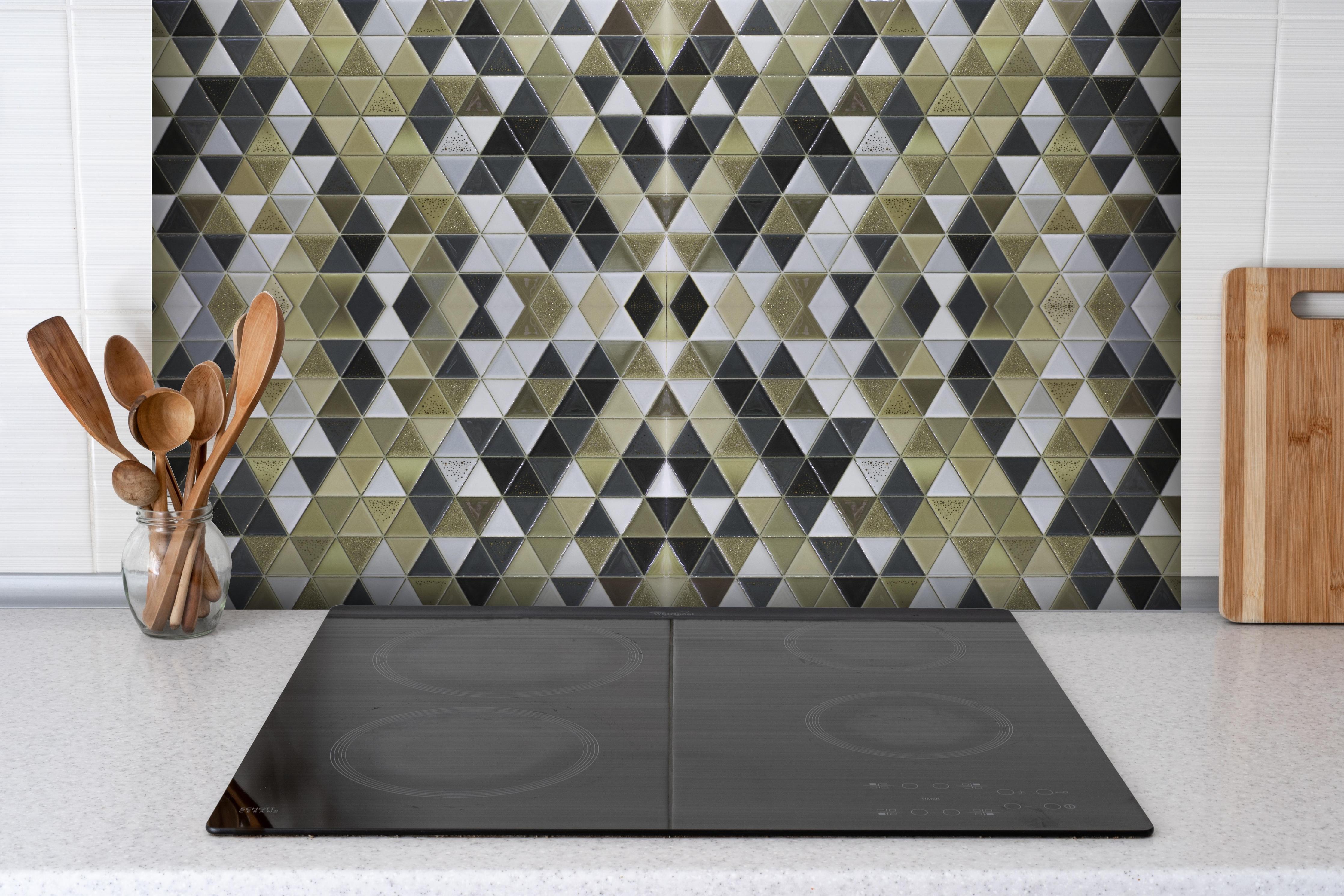 Spritzschutz - Modernes Schwarz-Gold-Design Texturmuster hinter einem Cerankochfeld zwischen Holz-Kochutensilien