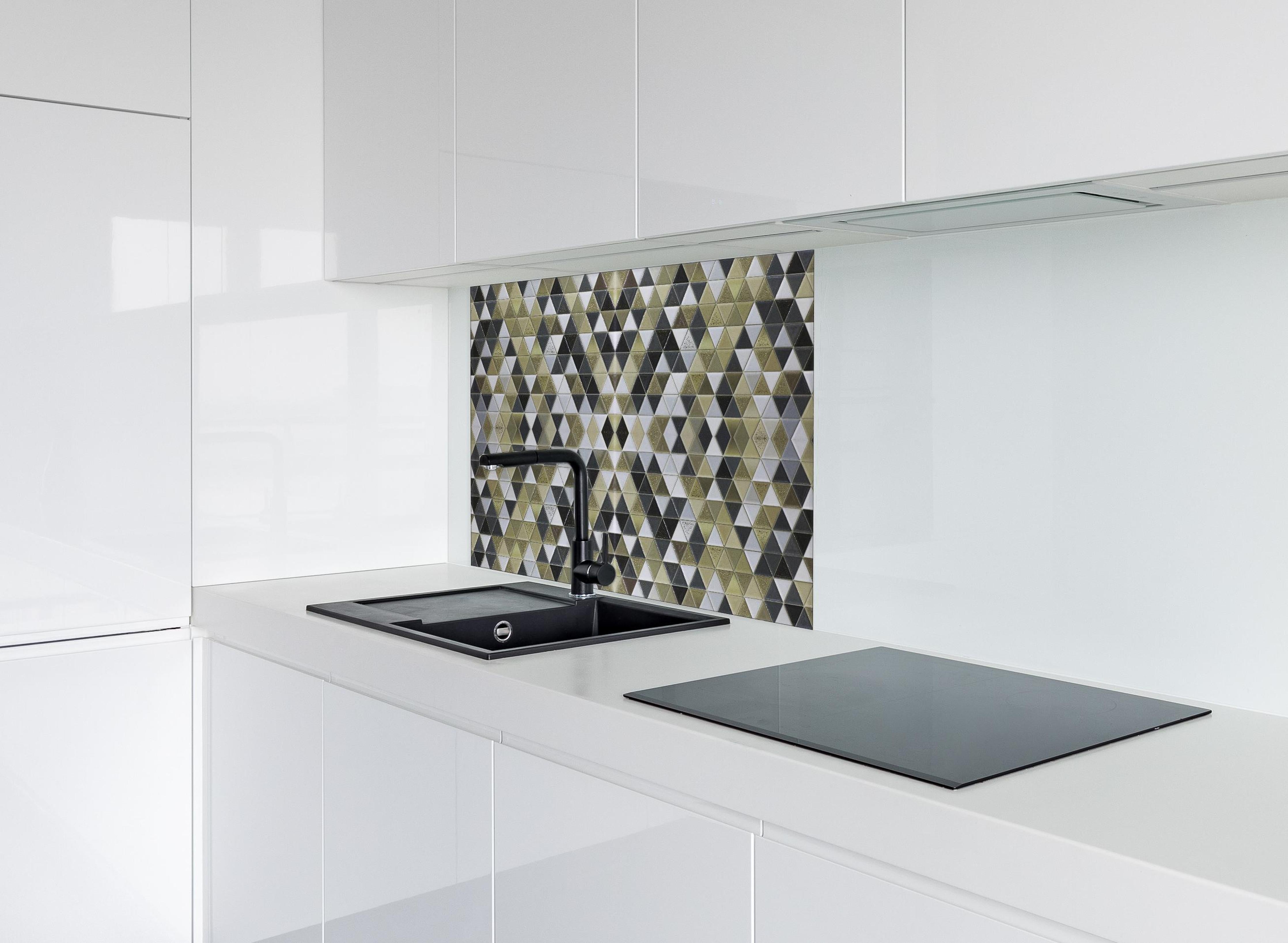 Spritzschutz - Modernes Schwarz-Gold-Design Texturmuster hinter einem Cerankochfeld zwischen Holz-Kochutensilien