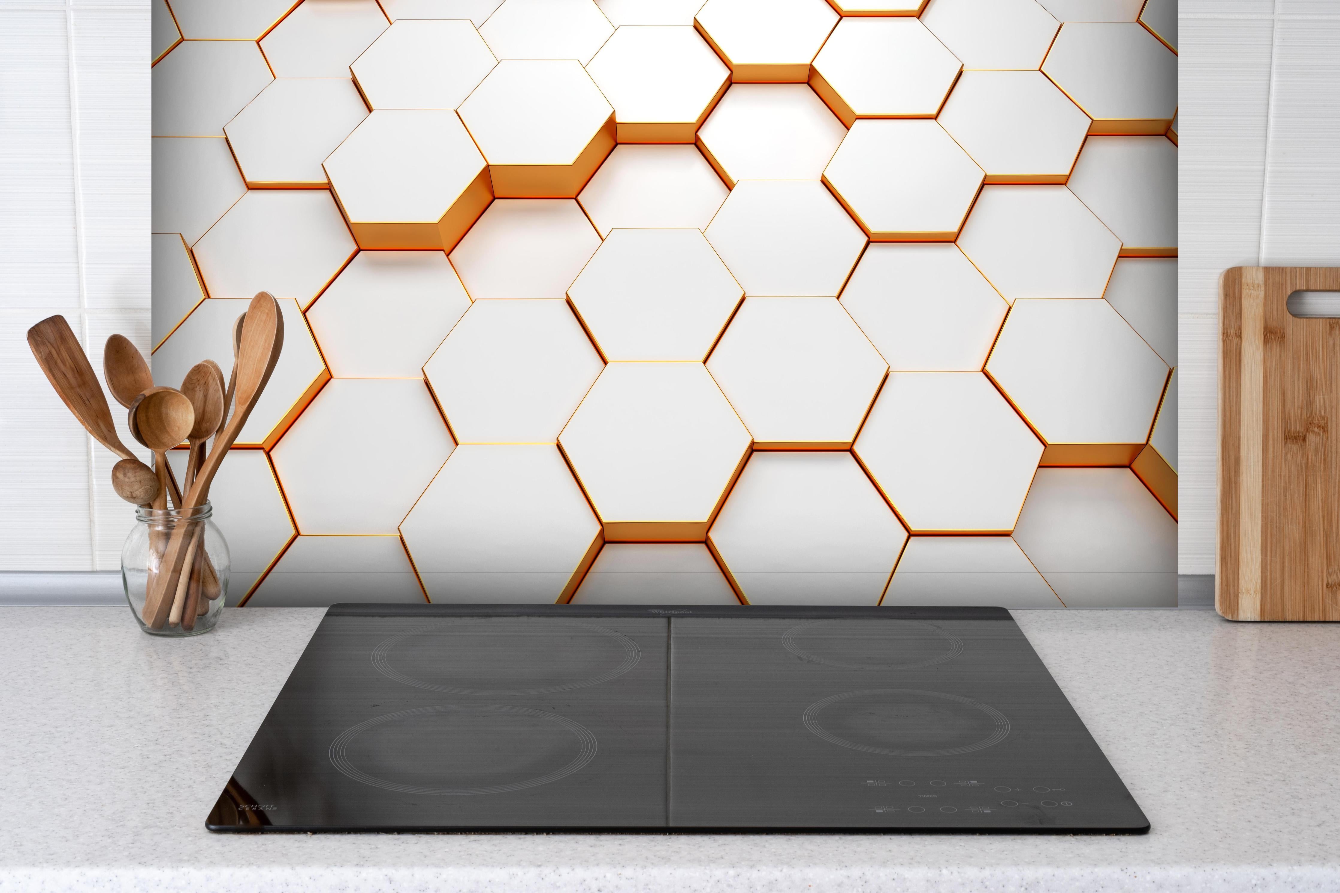 Spritzschutz - Modernes Sechseck Muster hinter einem Cerankochfeld zwischen Holz-Kochutensilien