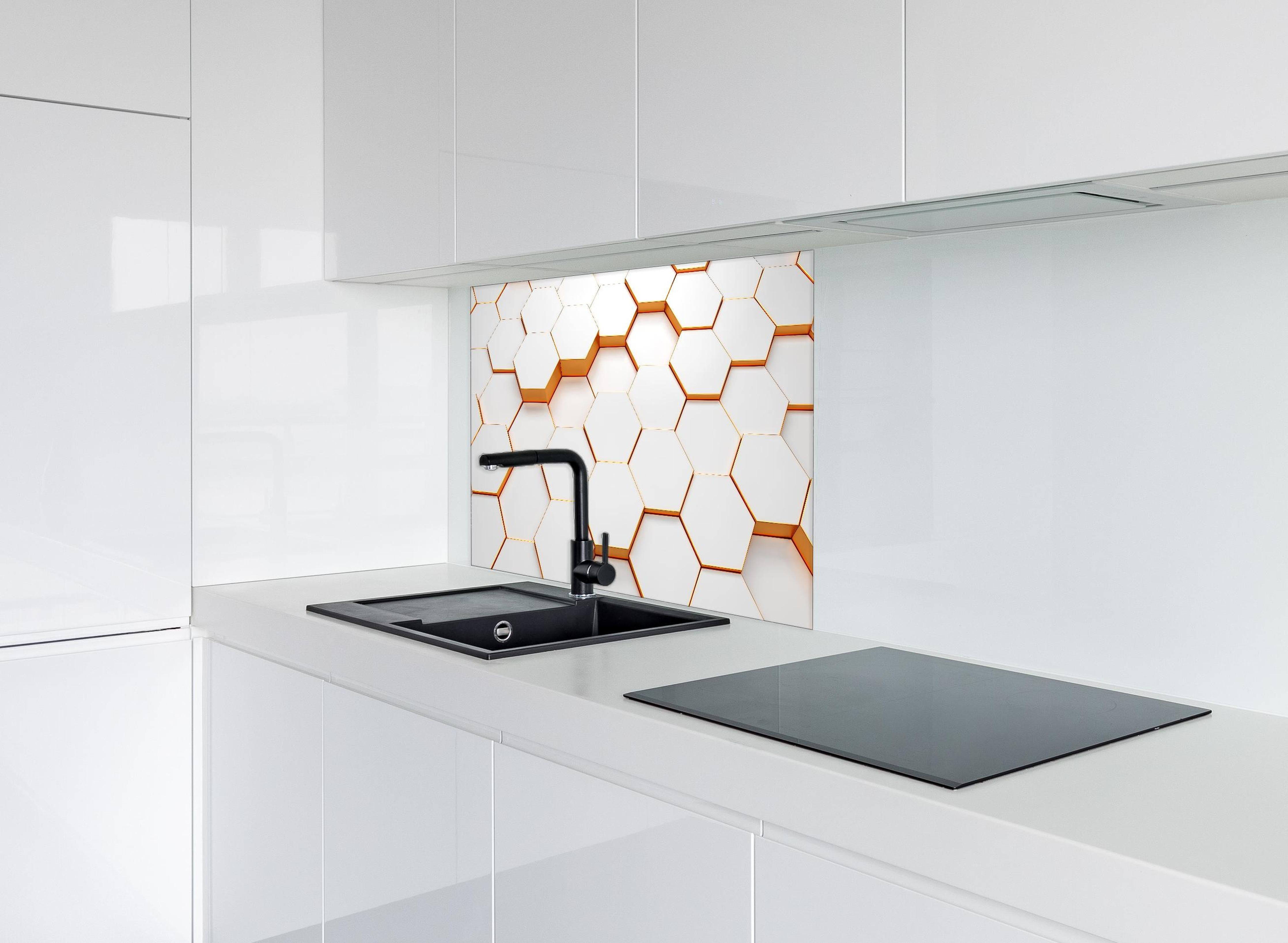 Spritzschutz - Modernes Sechseck Muster hinter einem Cerankochfeld zwischen Holz-Kochutensilien