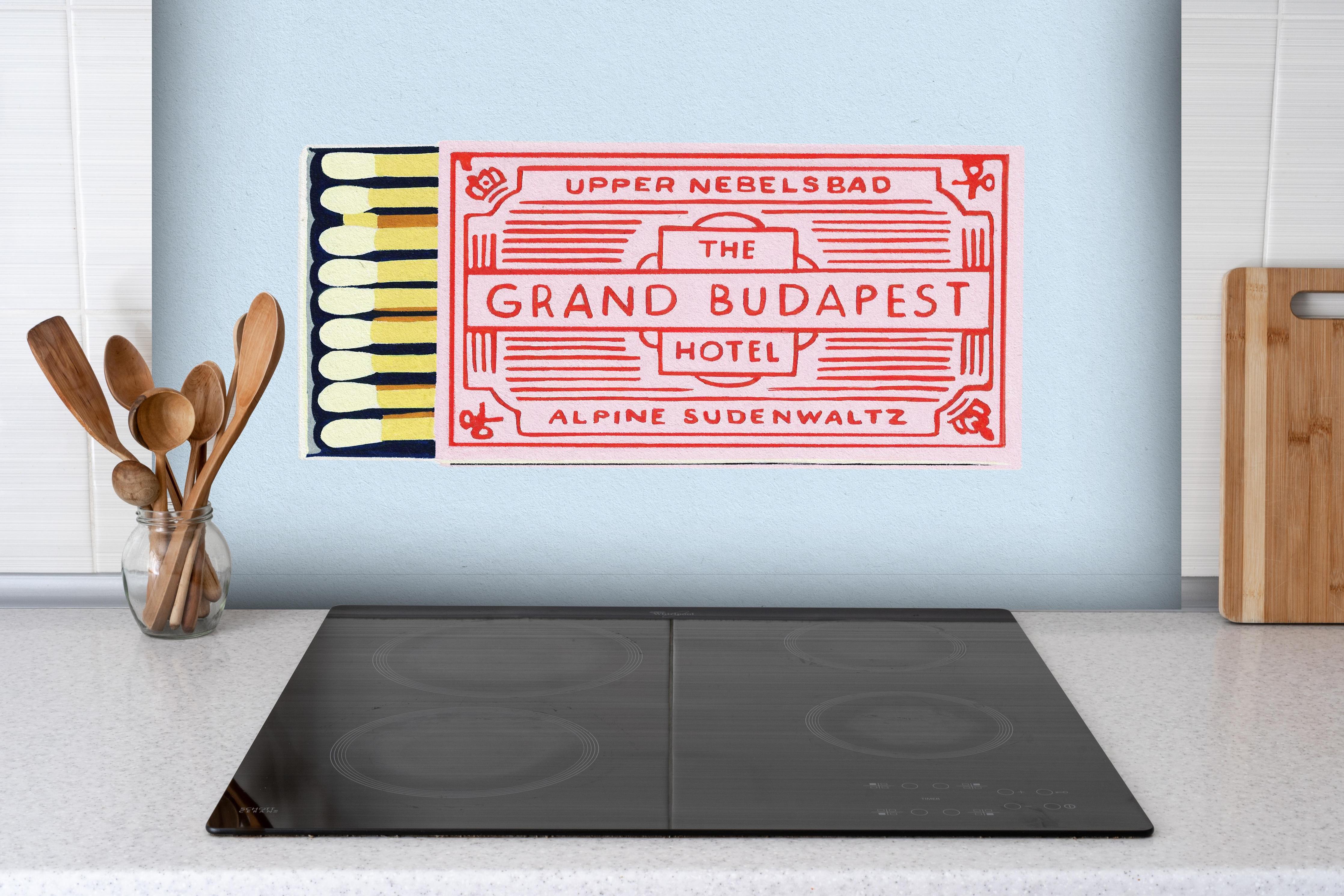 Spritzschutz - Modernes Streichholz Poster hinter einem Cerankochfeld zwischen Holz-Kochutensilien