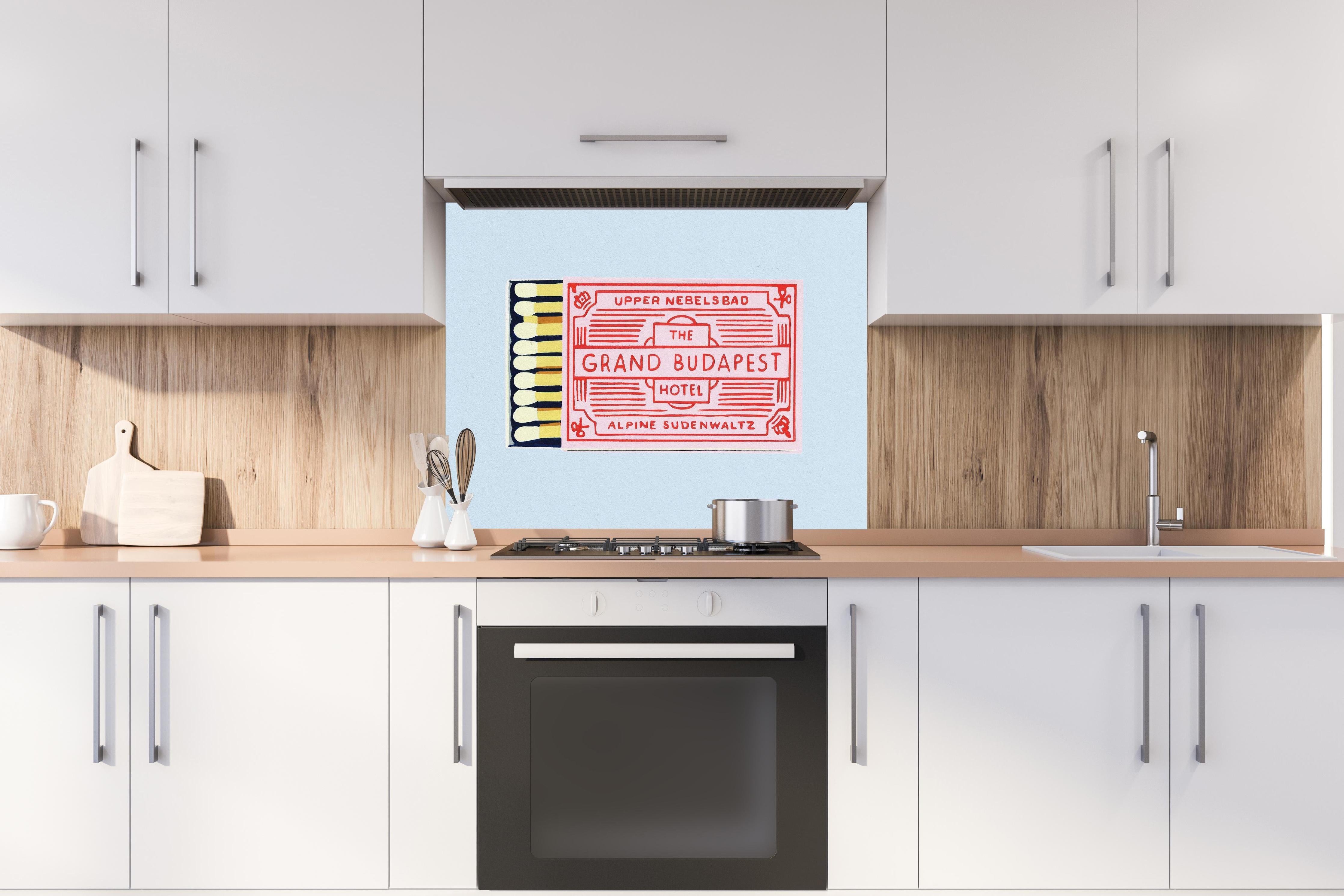 Spritzschutz - Modernes Streichholz Poster hinter einem Cerankochfeld zwischen Holz-Kochutensilien