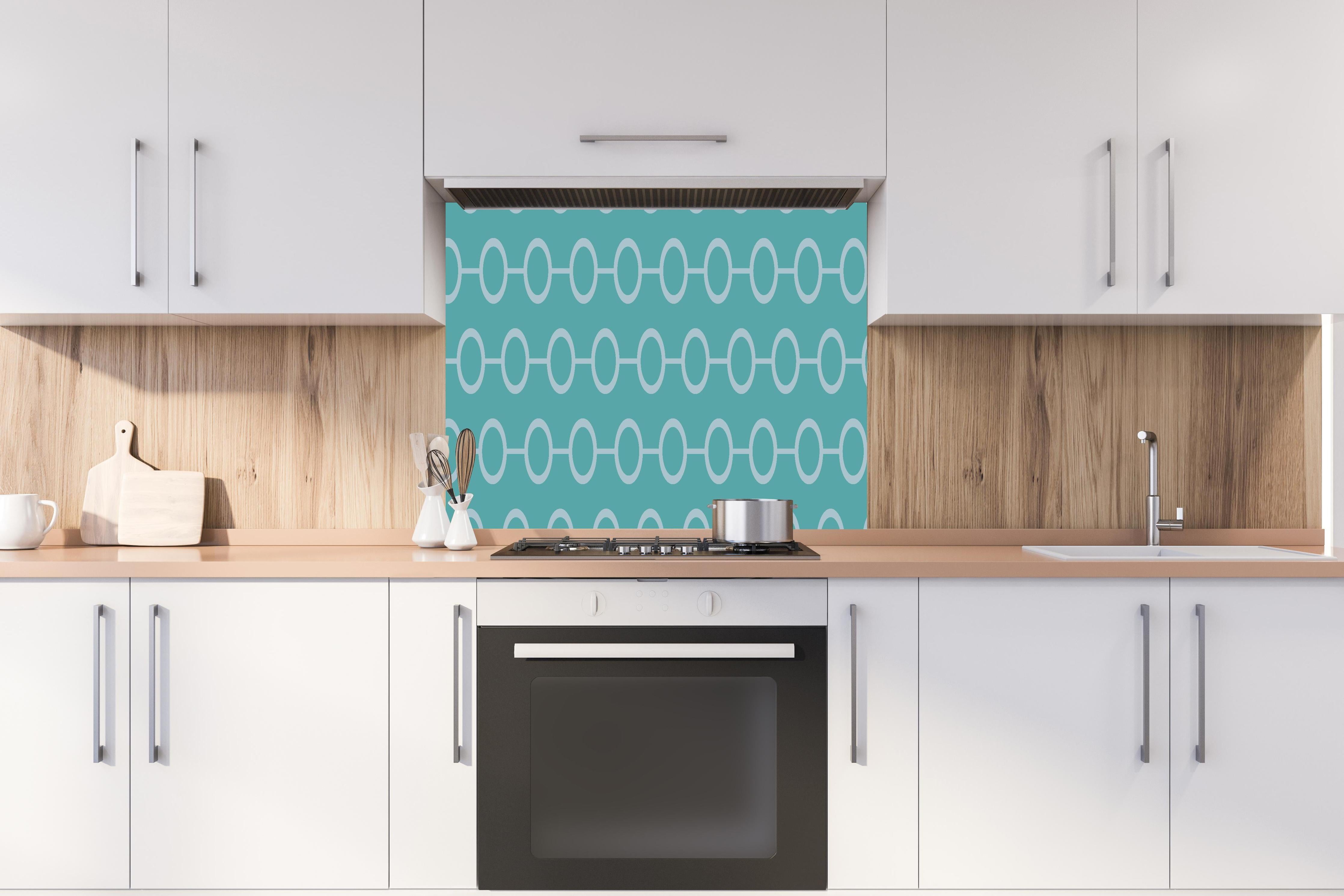 Spritzschutz - Modernes Türkis und Weiß Kettendesign hinter einem Cerankochfeld zwischen Holz-Kochutensilien