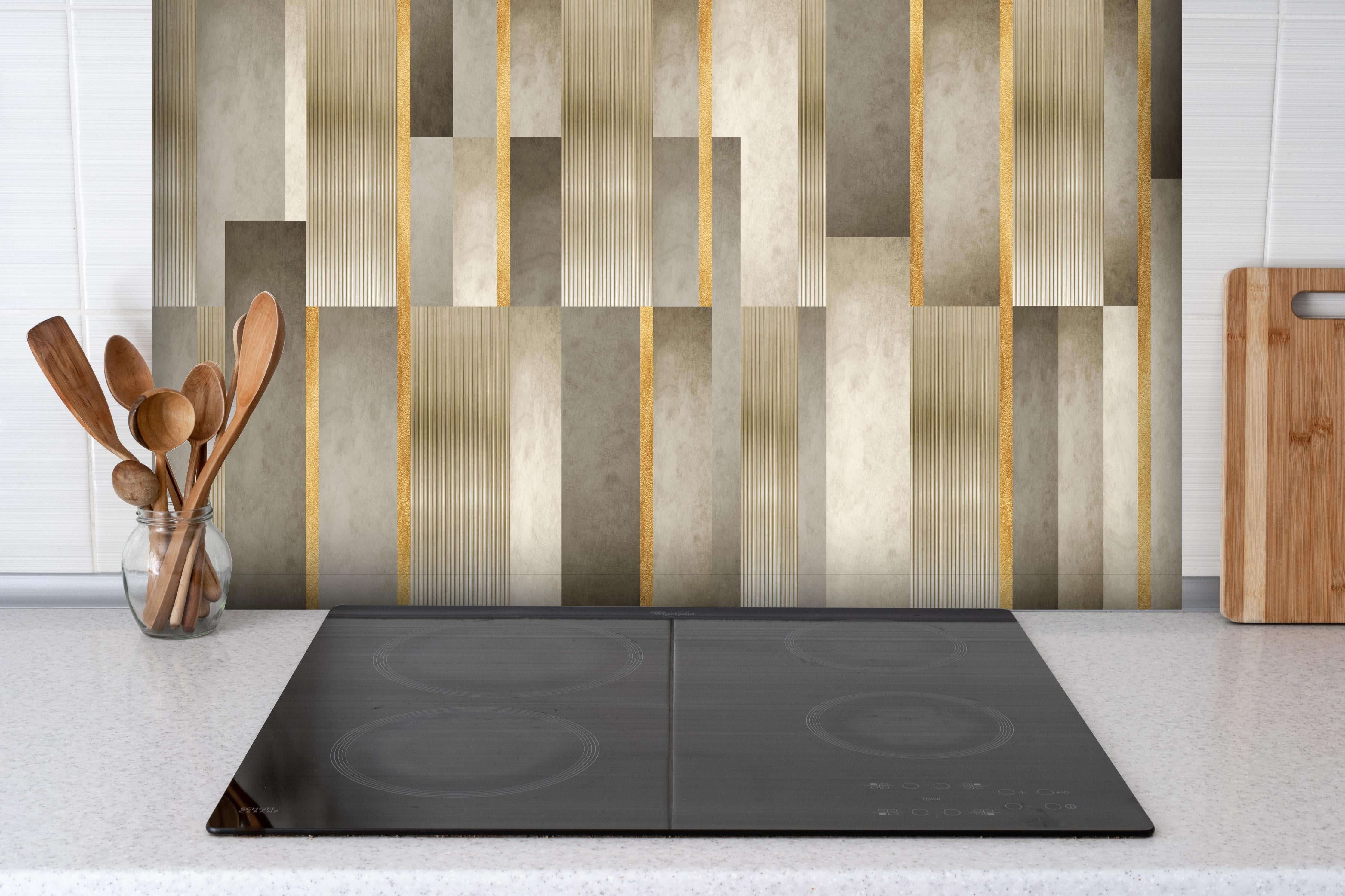 Spritzschutz - Modernes Wandmuster - Orient hinter einem Cerankochfeld zwischen Holz-Kochutensilien