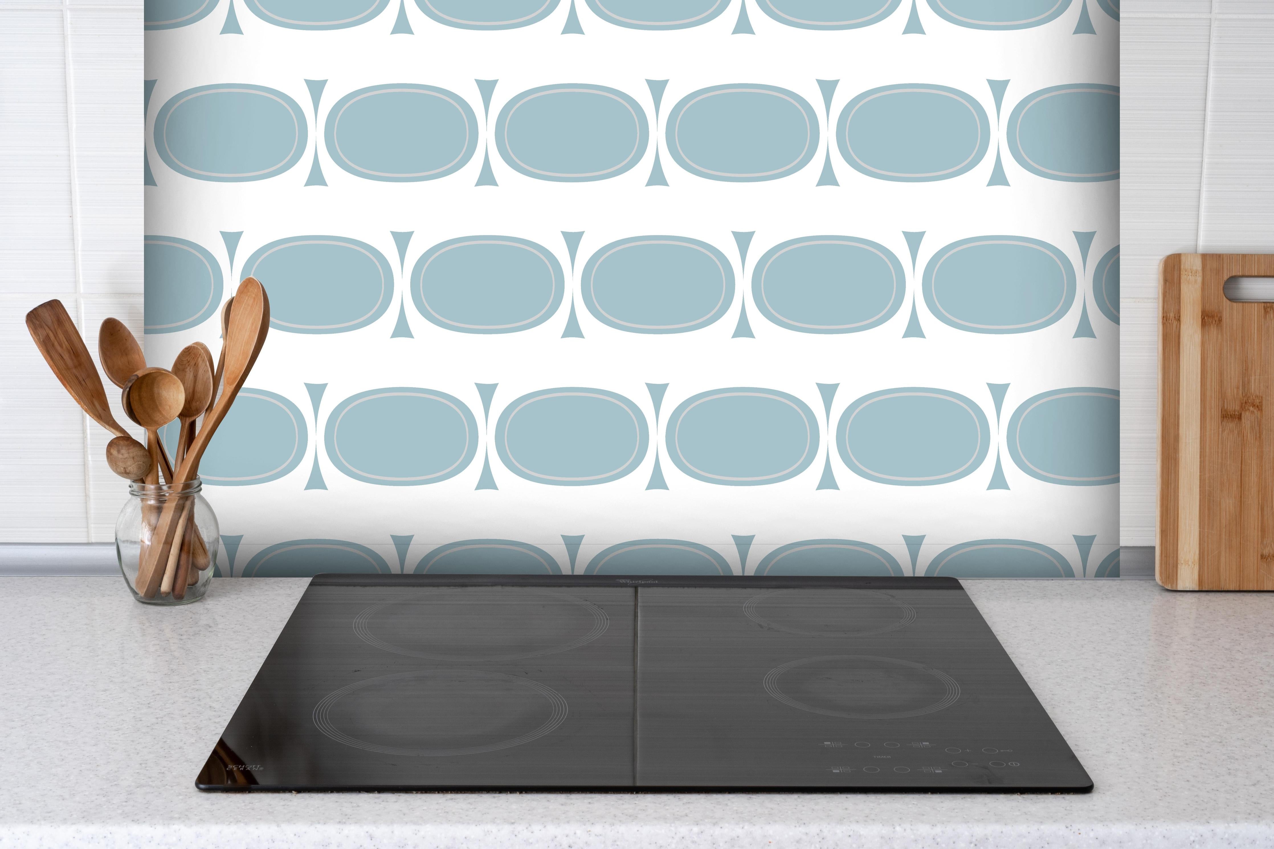 Spritzschutz - Modernes Weiß und Grau Grafikdesign Muster hinter einem Cerankochfeld zwischen Holz-Kochutensilien