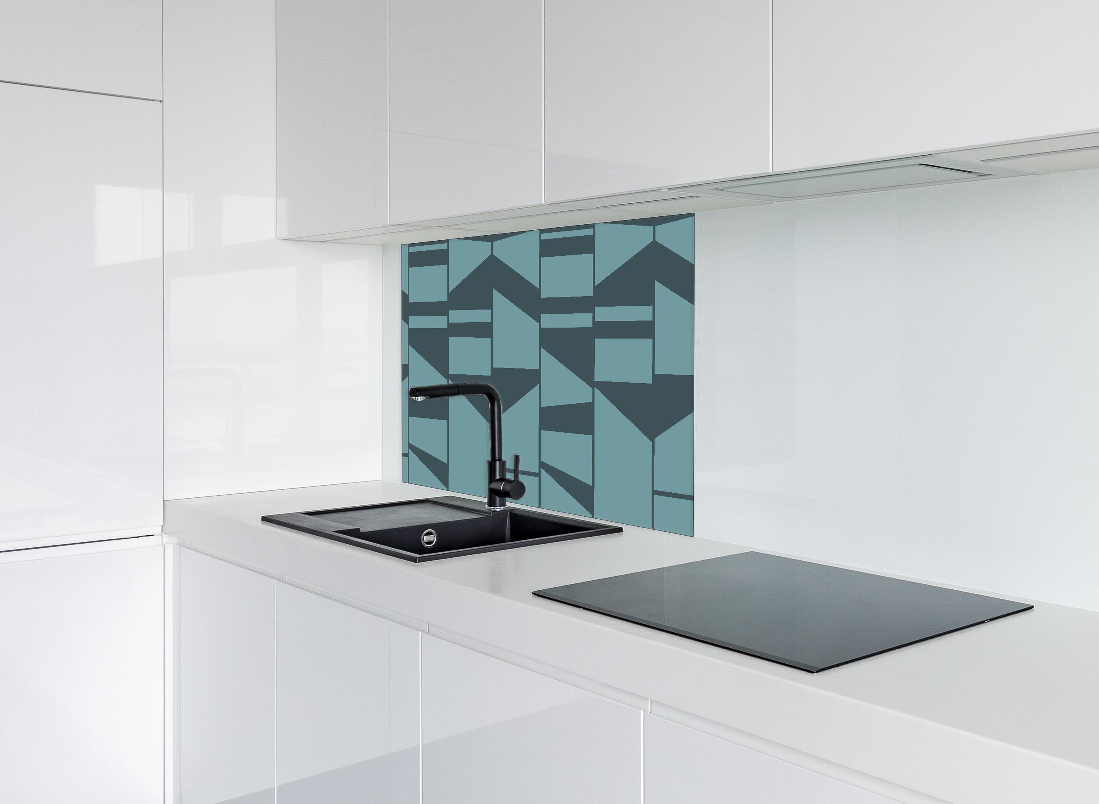 Spritzschutz - Modernes blau geometrisches Designmuster hinter einem Cerankochfeld zwischen Holz-Kochutensilien