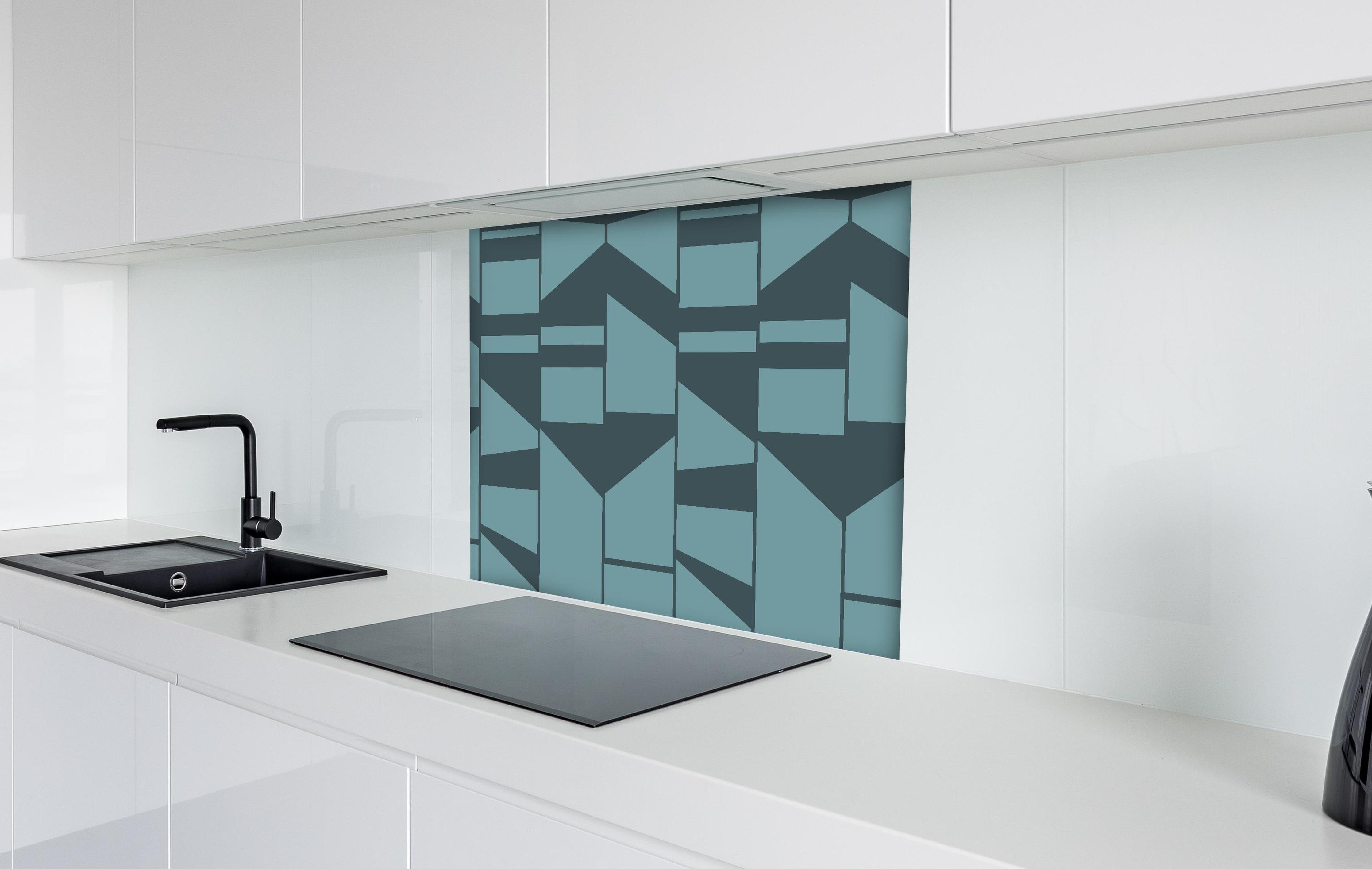Spritzschutz - Modernes blau geometrisches Designmuster hinter einem Cerankochfeld zwischen Holz-Kochutensilien
