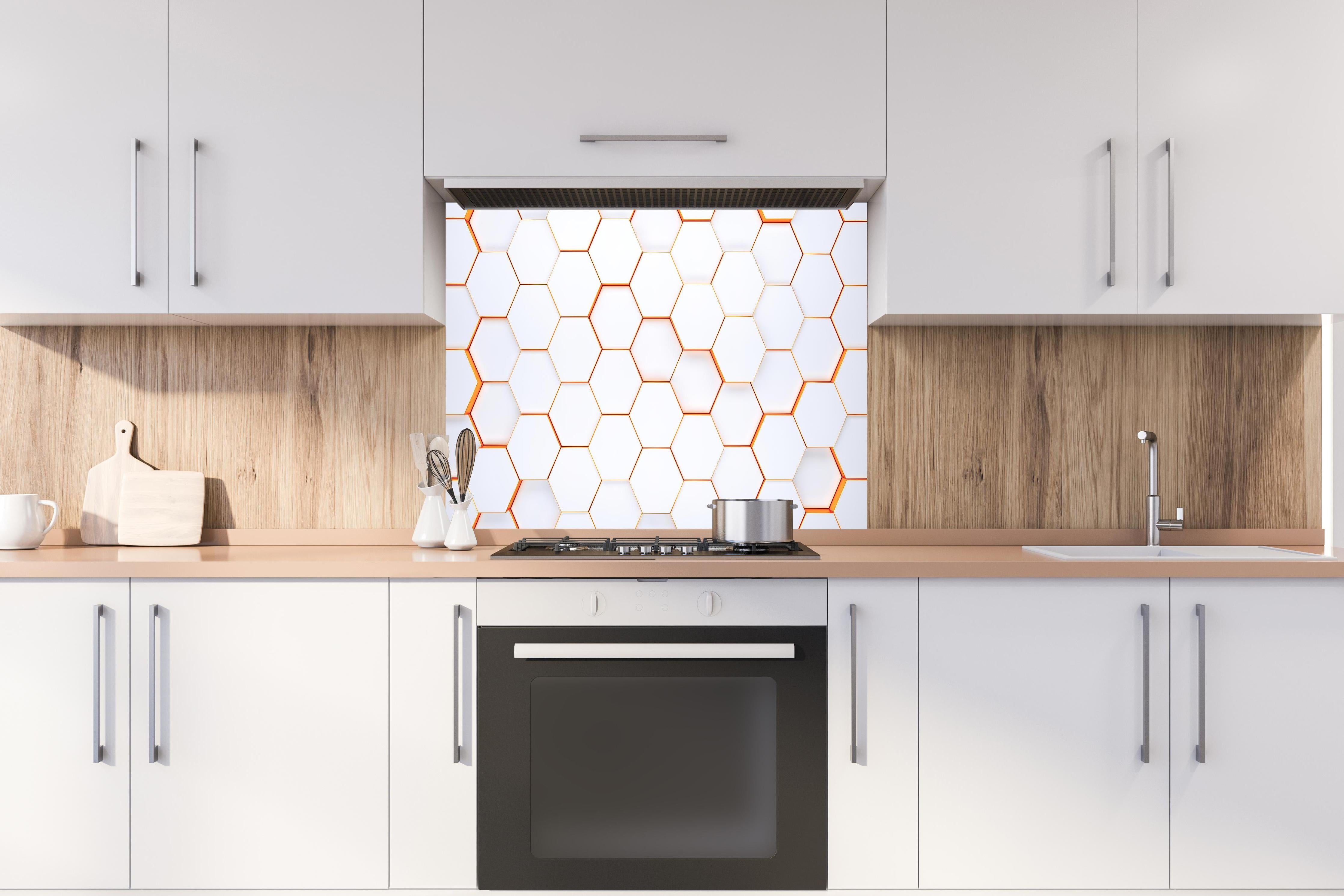 Spritzschutz - Modernes sechseckiges Hintergrundmuster hinter einem Cerankochfeld zwischen Holz-Kochutensilien
