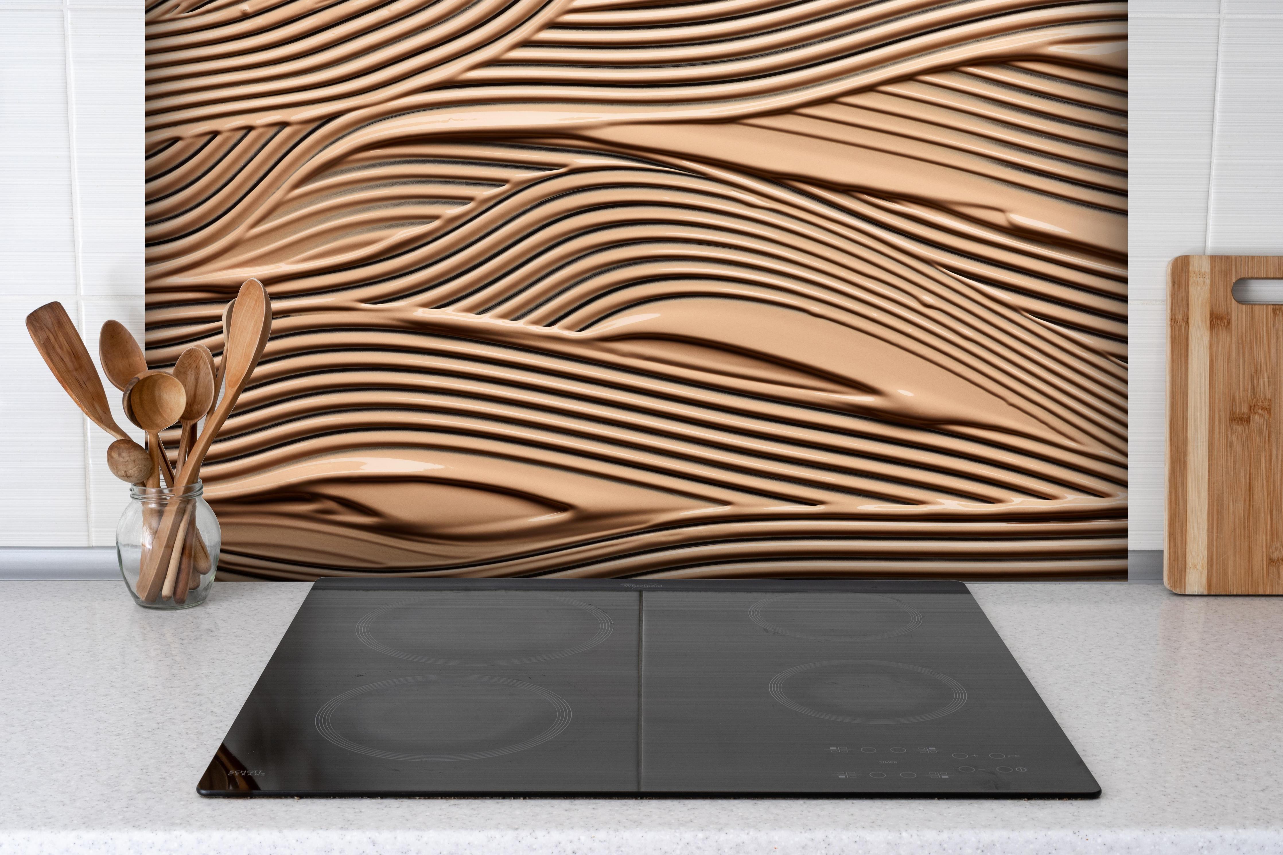 Spritzschutz - Modische Darstellung von Make-up hinter einem Cerankochfeld zwischen Holz-Kochutensilien