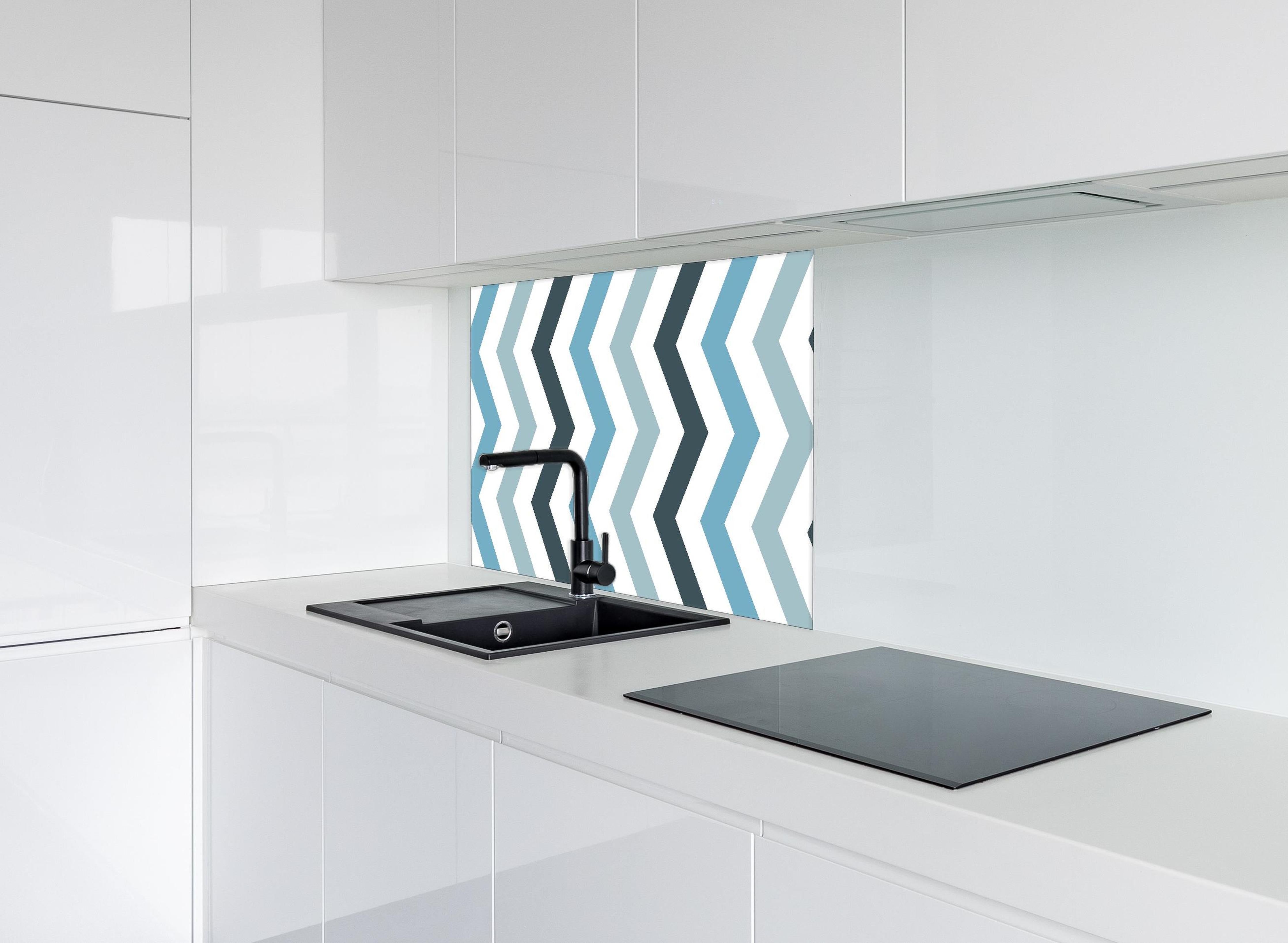Spritzschutz - Modisches Zick-Zack-Muster in Grau und Weiß hinter einem Cerankochfeld zwischen Holz-Kochutensilien