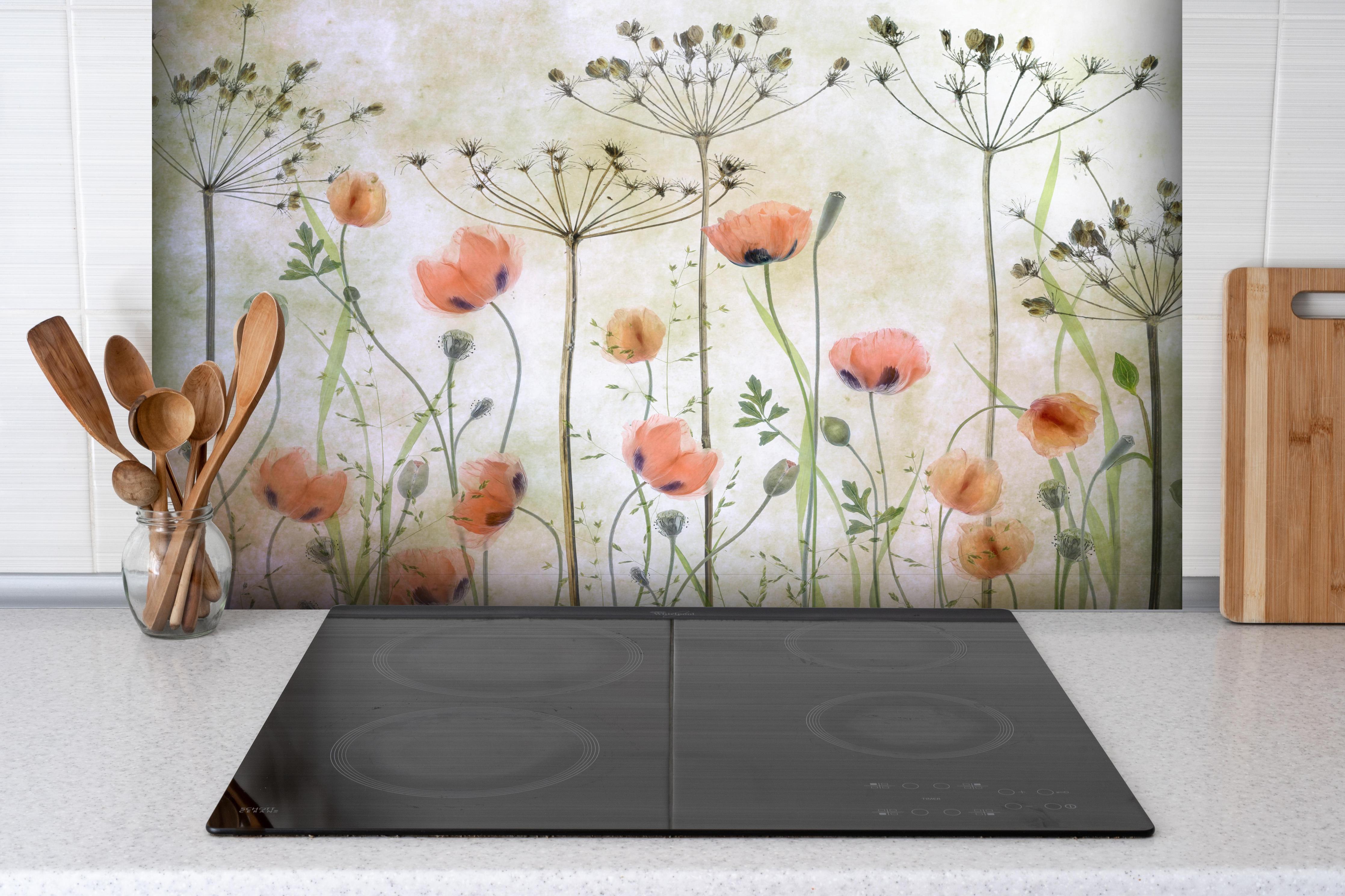 Spritzschutz - Mohnblumen - Florale Zeichnung hinter einem Cerankochfeld zwischen Holz-Kochutensilien