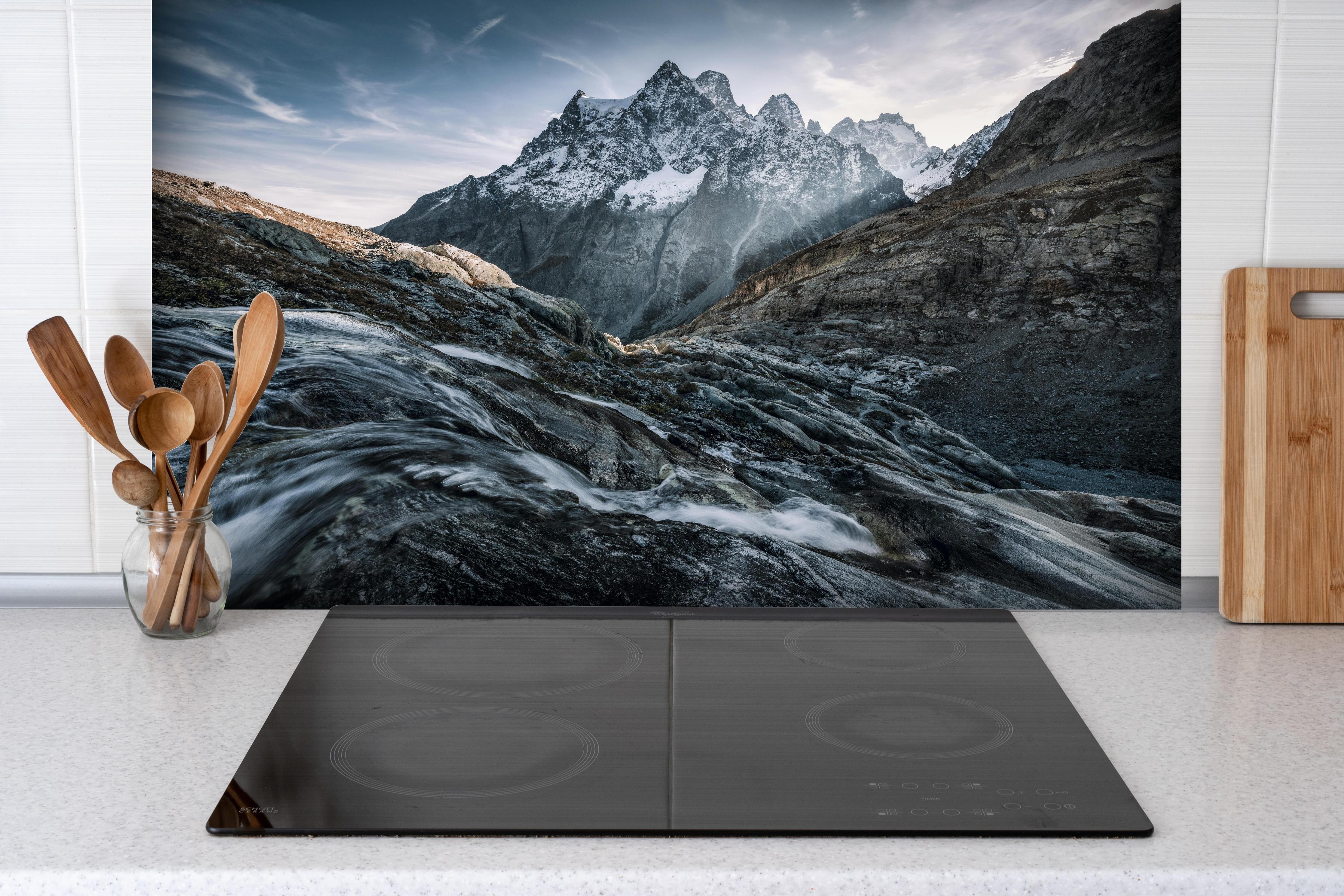 Spritzschutz - Monochrome Berggipfel mit Fluss hinter einem Cerankochfeld zwischen Holz-Kochutensilien