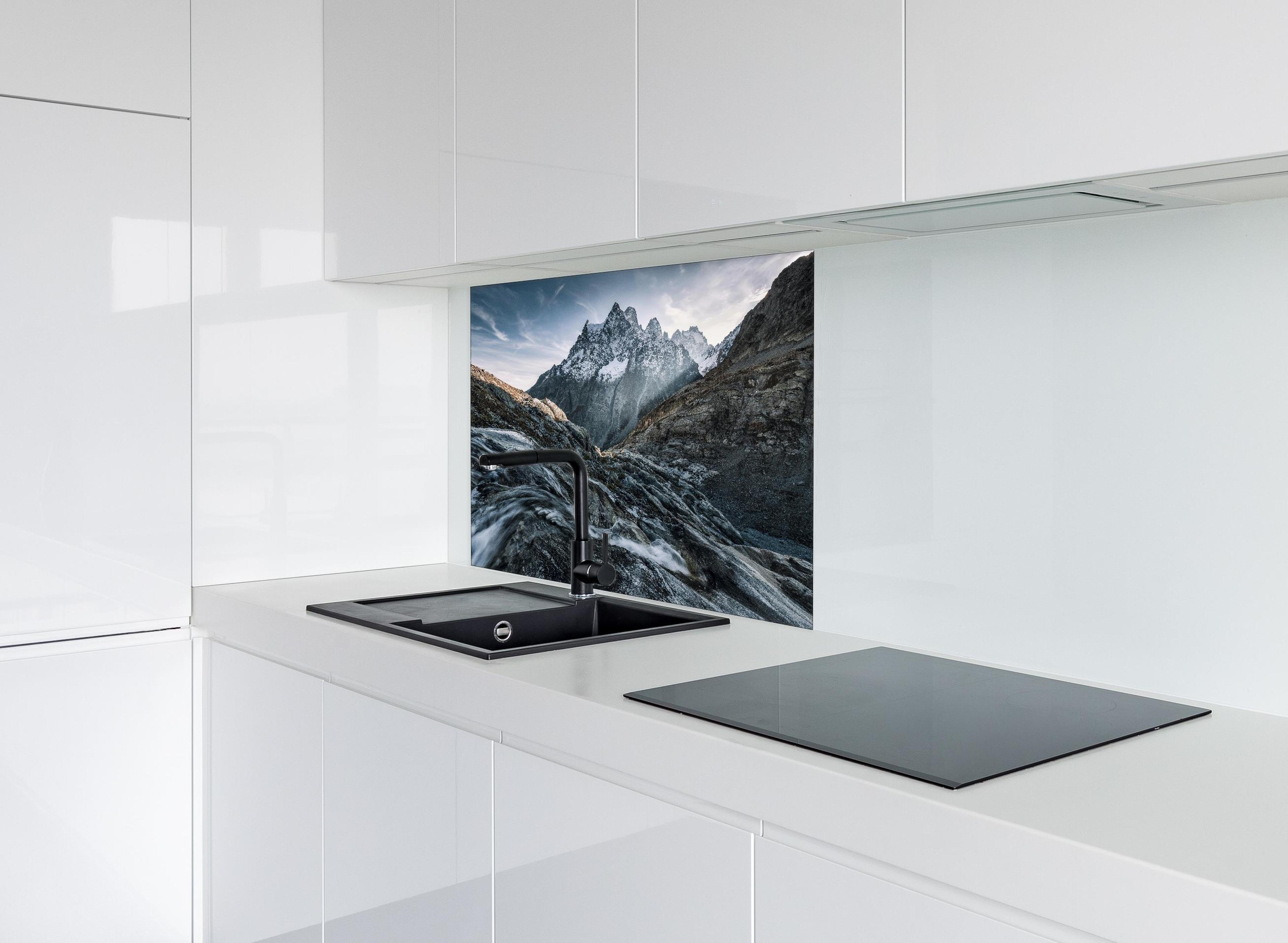 Spritzschutz - Monochrome Berggipfel mit Fluss hinter einem Cerankochfeld zwischen Holz-Kochutensilien