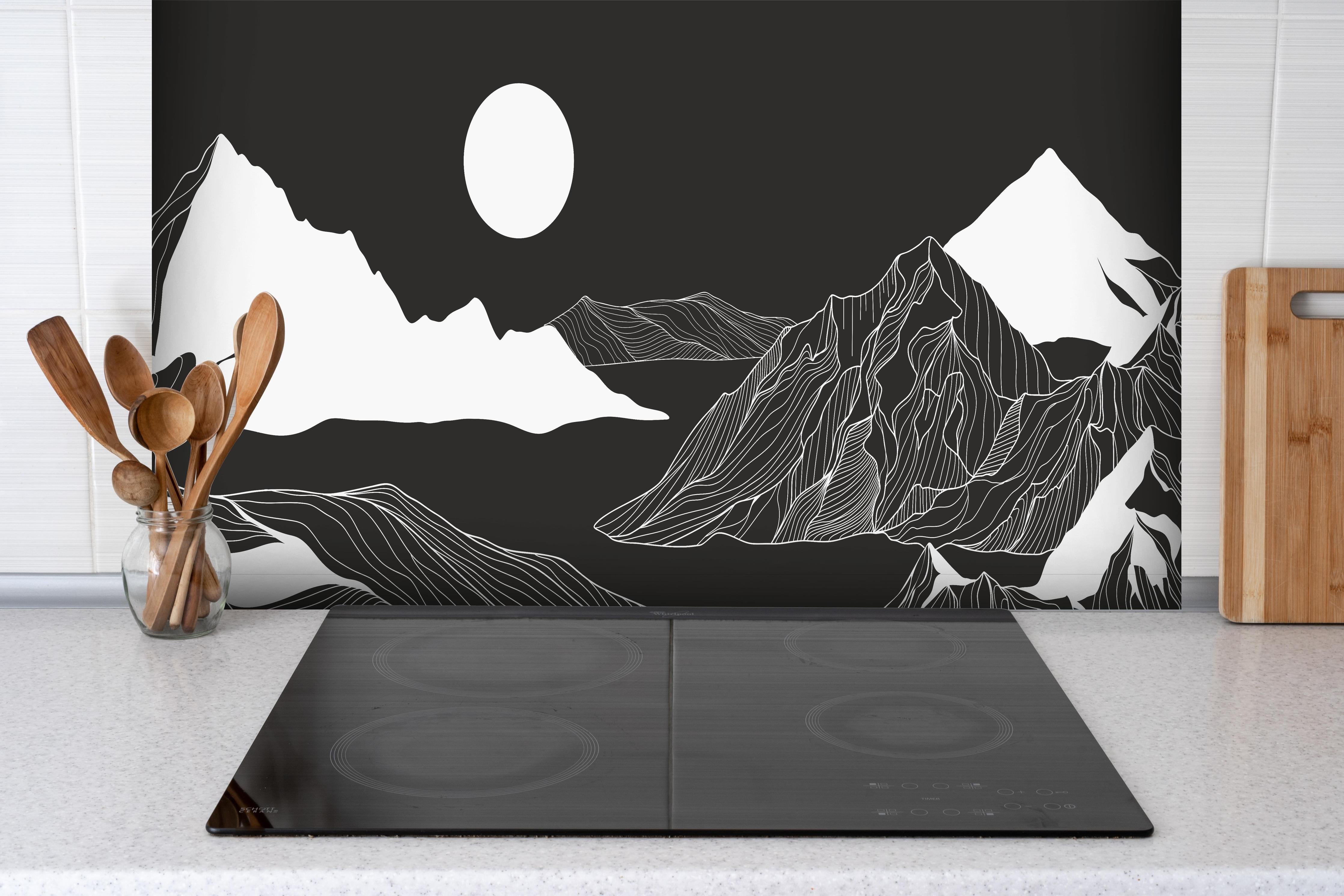 Spritzschutz - Monochrome Lineart Berge mit Mond hinter einem Cerankochfeld zwischen Holz-Kochutensilien