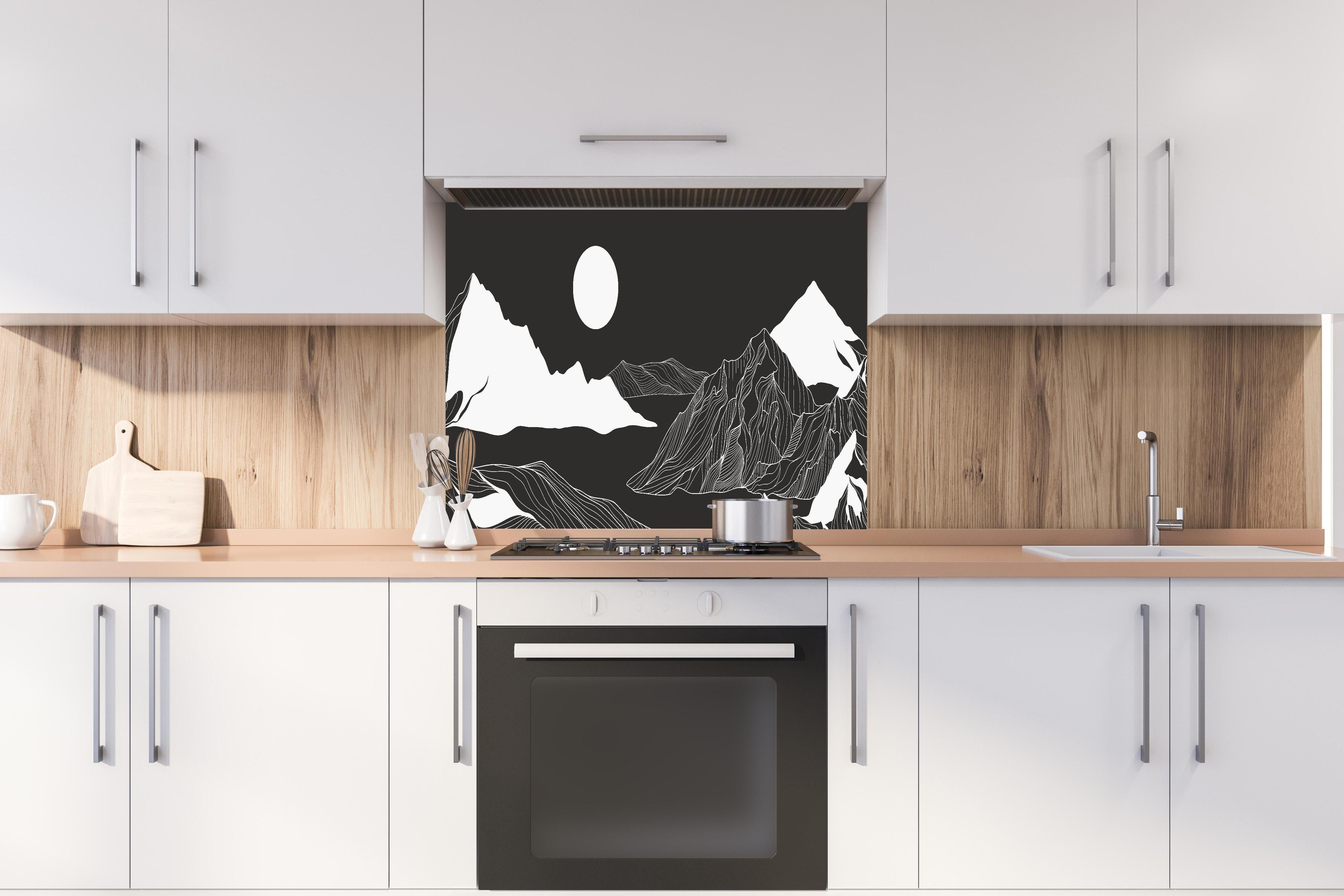 Spritzschutz - Monochrome Lineart Berge mit Mond hinter einem Cerankochfeld zwischen Holz-Kochutensilien