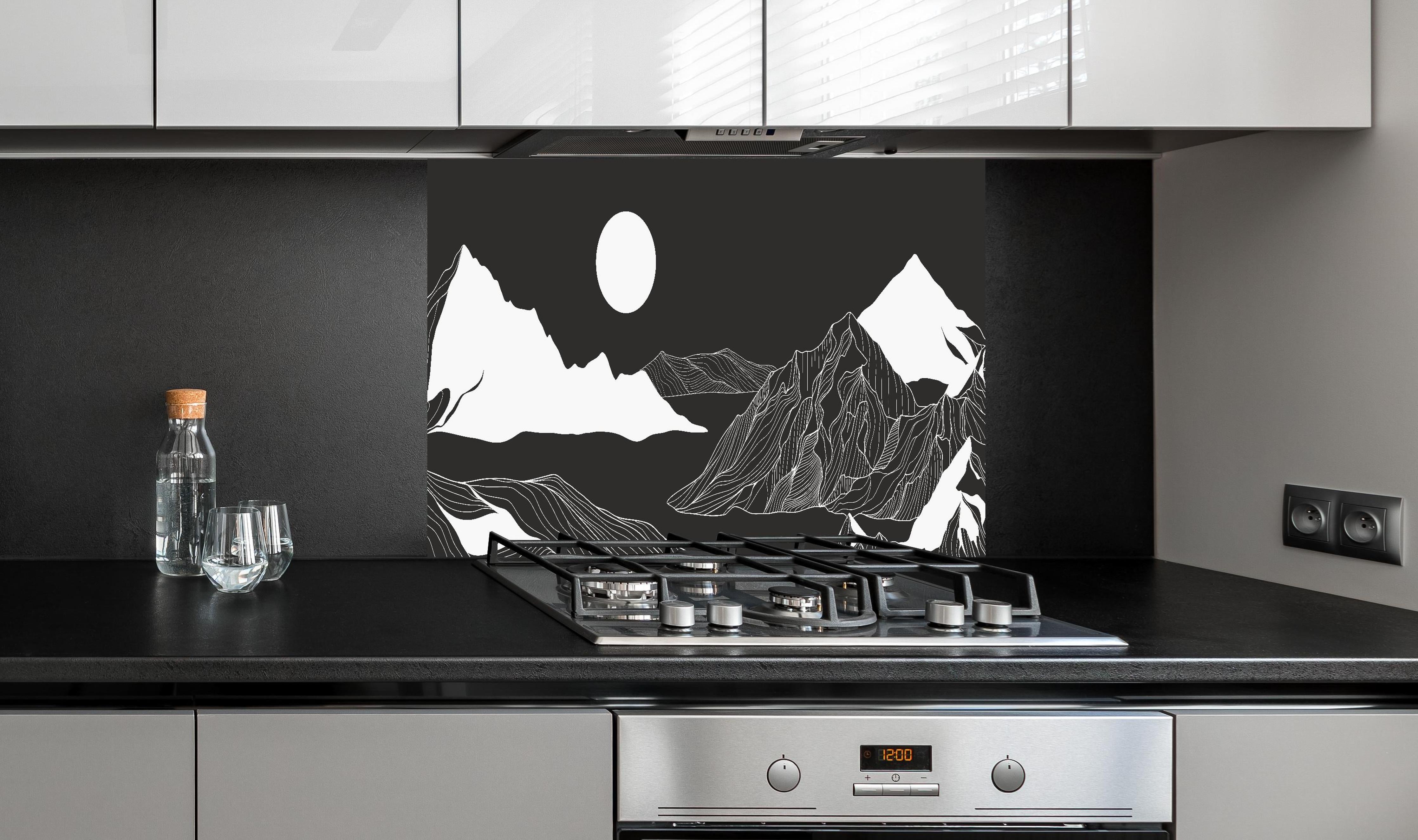 Spritzschutz - Monochrome Lineart Berge mit Mond hinter einem Cerankochfeld zwischen Holz-Kochutensilien