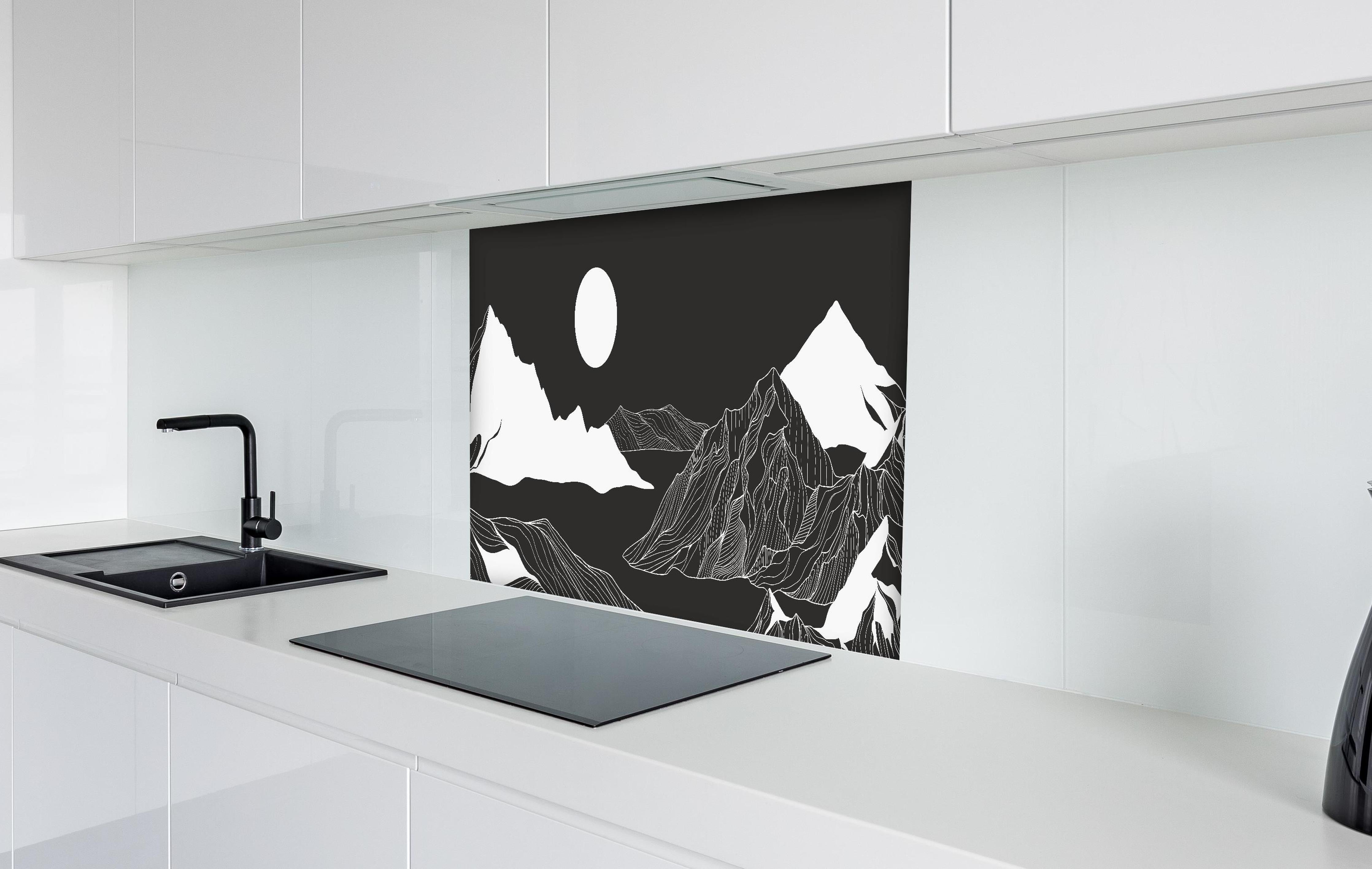 Spritzschutz - Monochrome Lineart Berge mit Mond hinter einem Cerankochfeld zwischen Holz-Kochutensilien