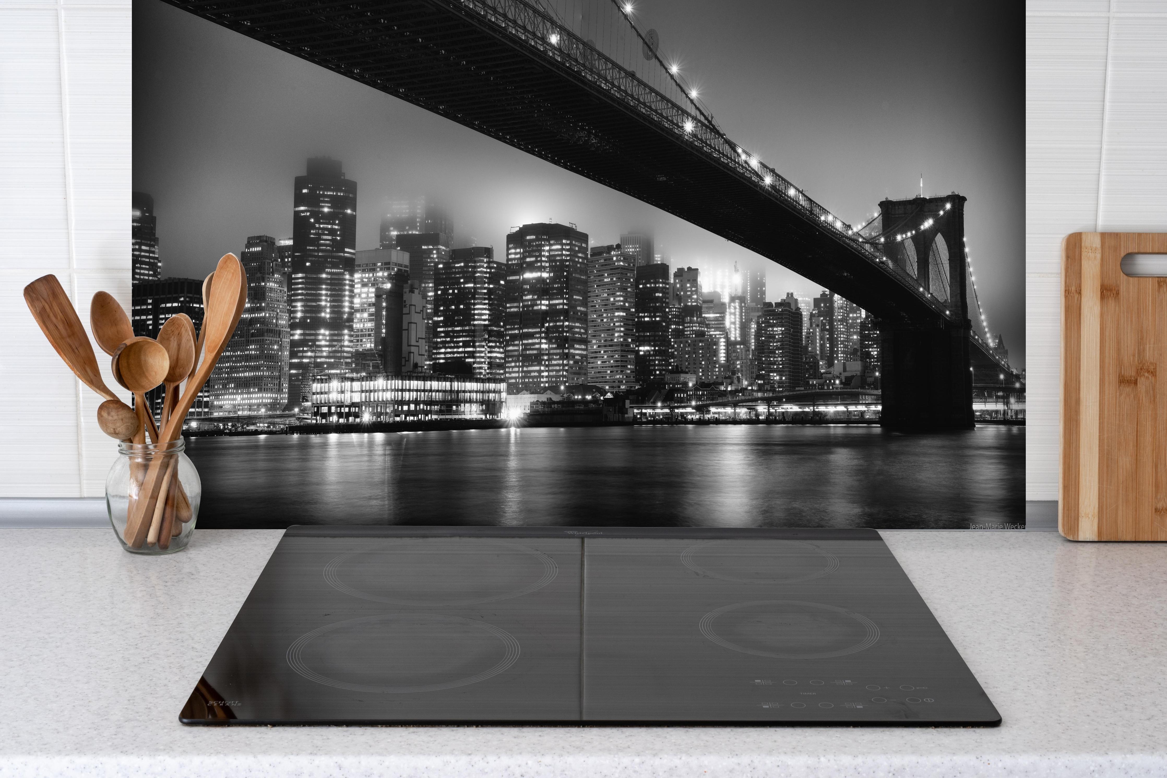 Spritzschutz - Monochrome Nachtansicht Stadt Skyline hinter einem Cerankochfeld zwischen Holz-Kochutensilien