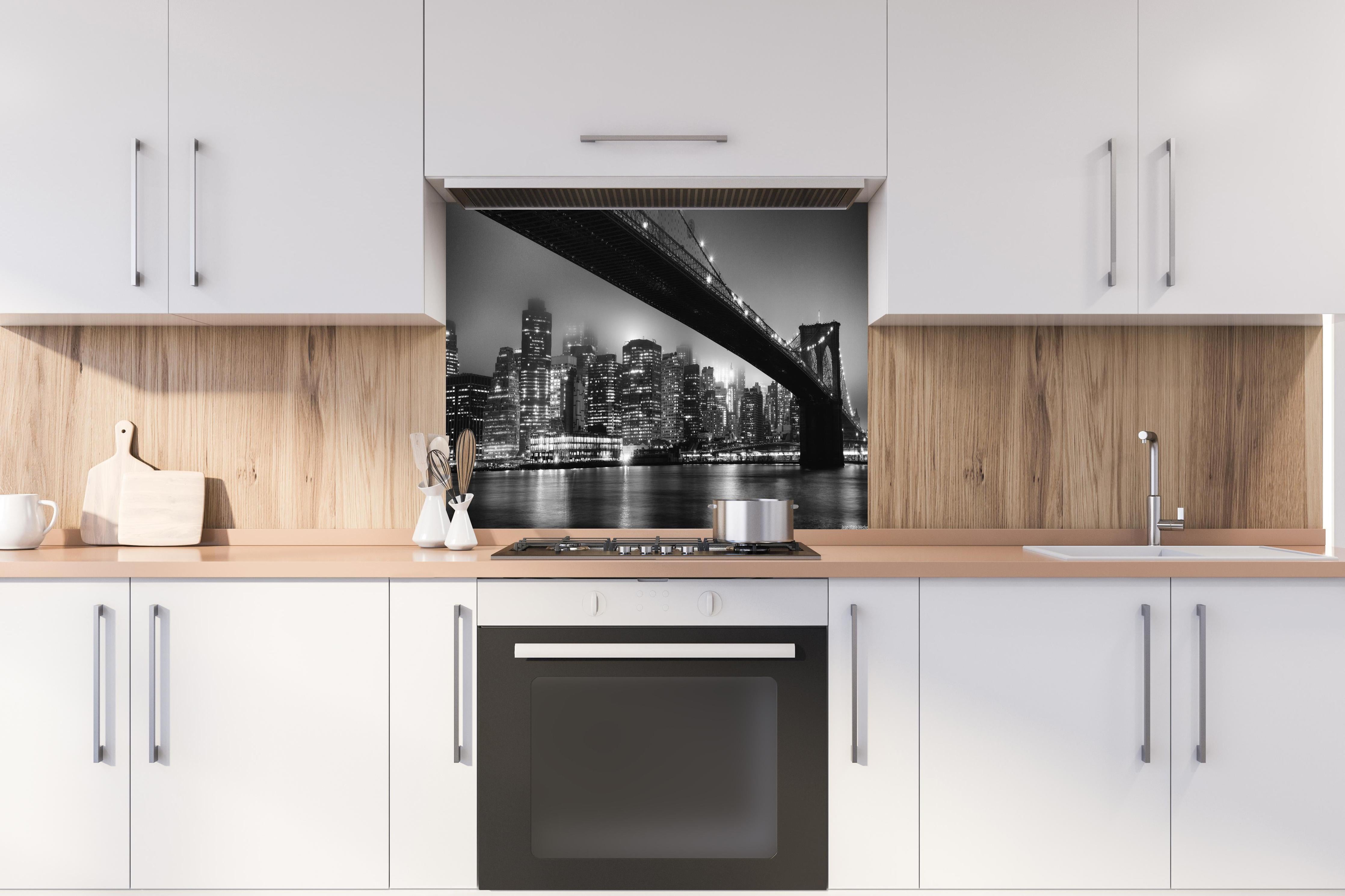 Spritzschutz - Monochrome Nachtansicht Stadt Skyline hinter einem Cerankochfeld zwischen Holz-Kochutensilien