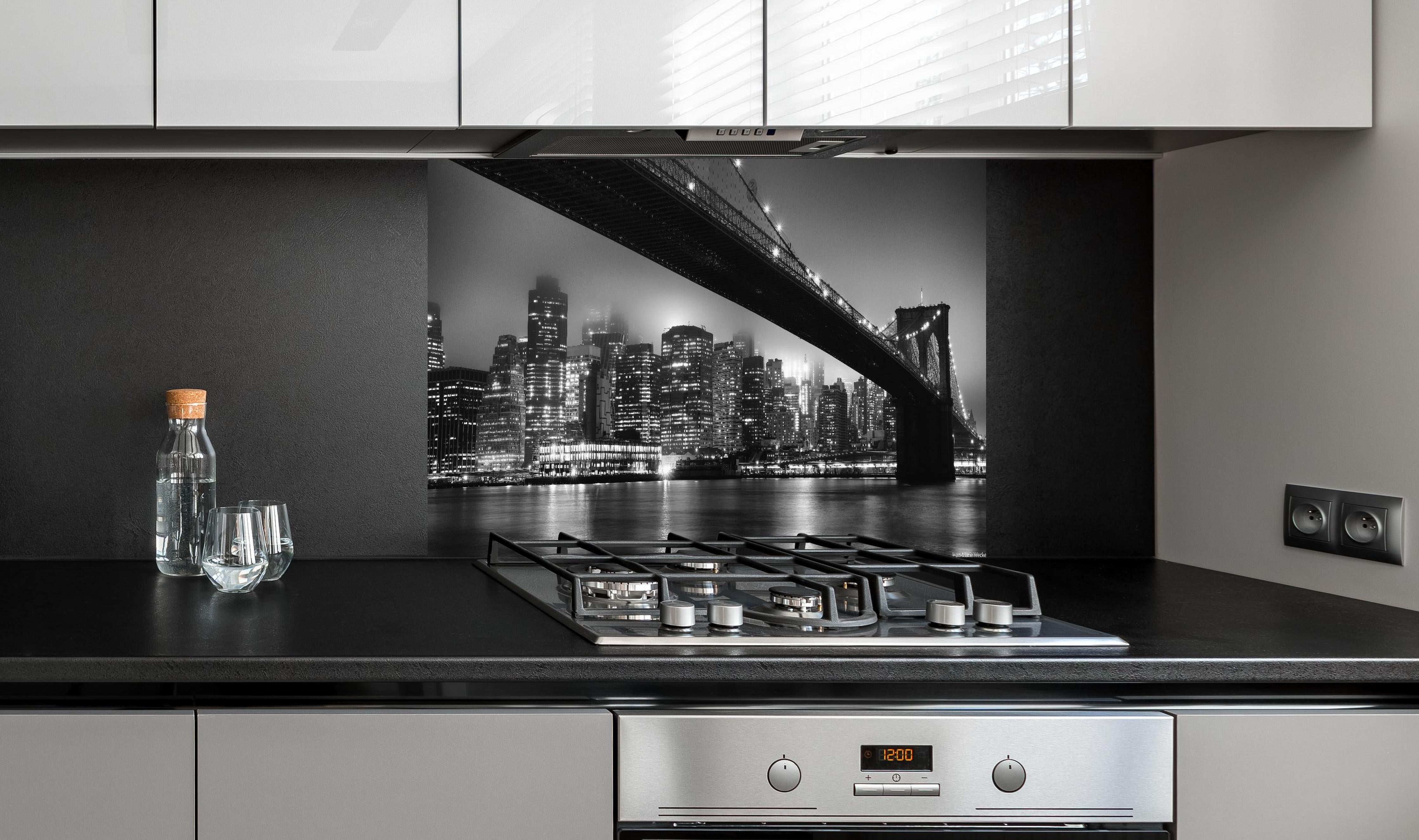 Spritzschutz - Monochrome Nachtansicht Stadt Skyline hinter einem Cerankochfeld zwischen Holz-Kochutensilien