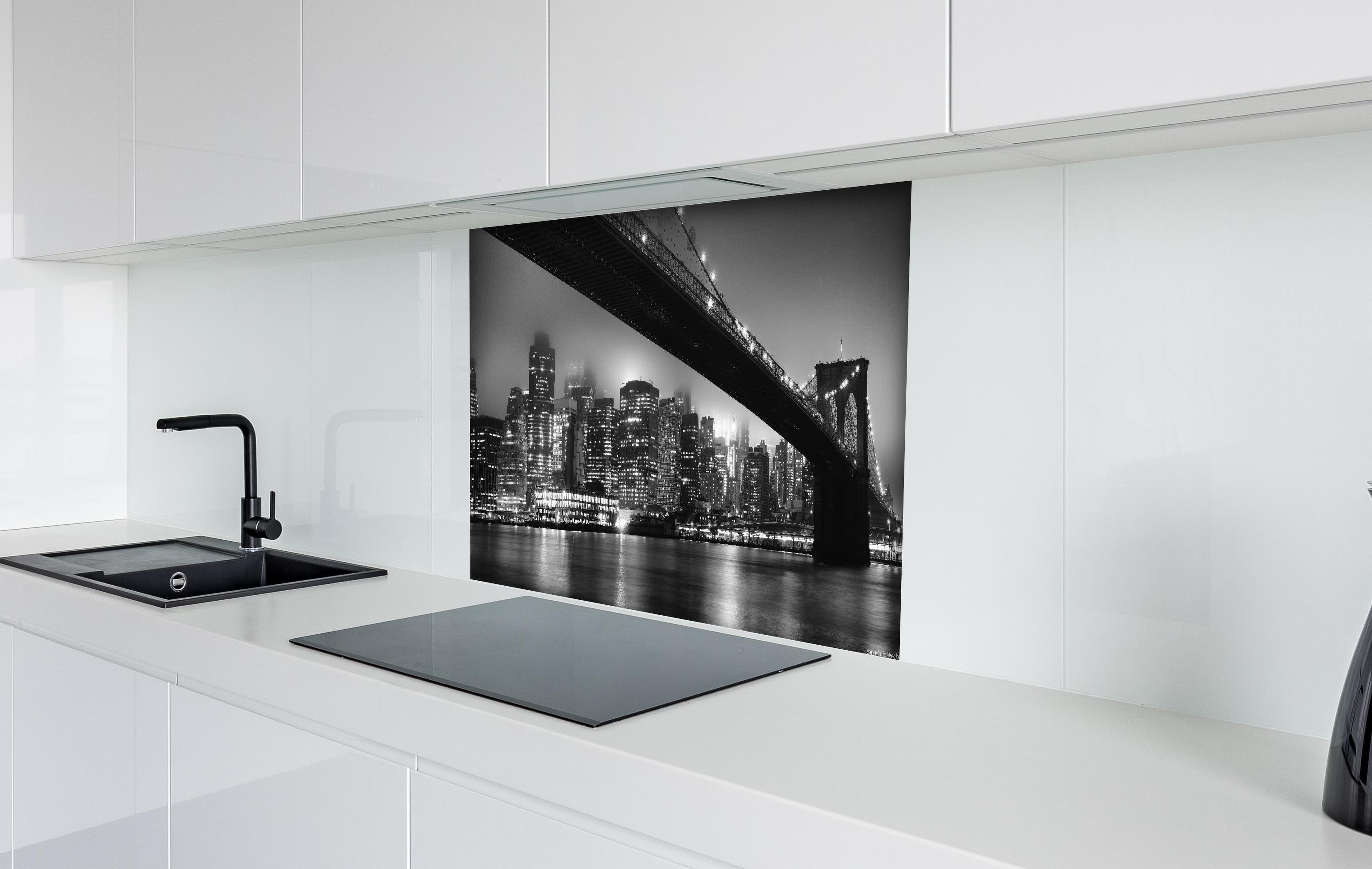 Spritzschutz - Monochrome Nachtansicht Stadt Skyline hinter einem Cerankochfeld zwischen Holz-Kochutensilien