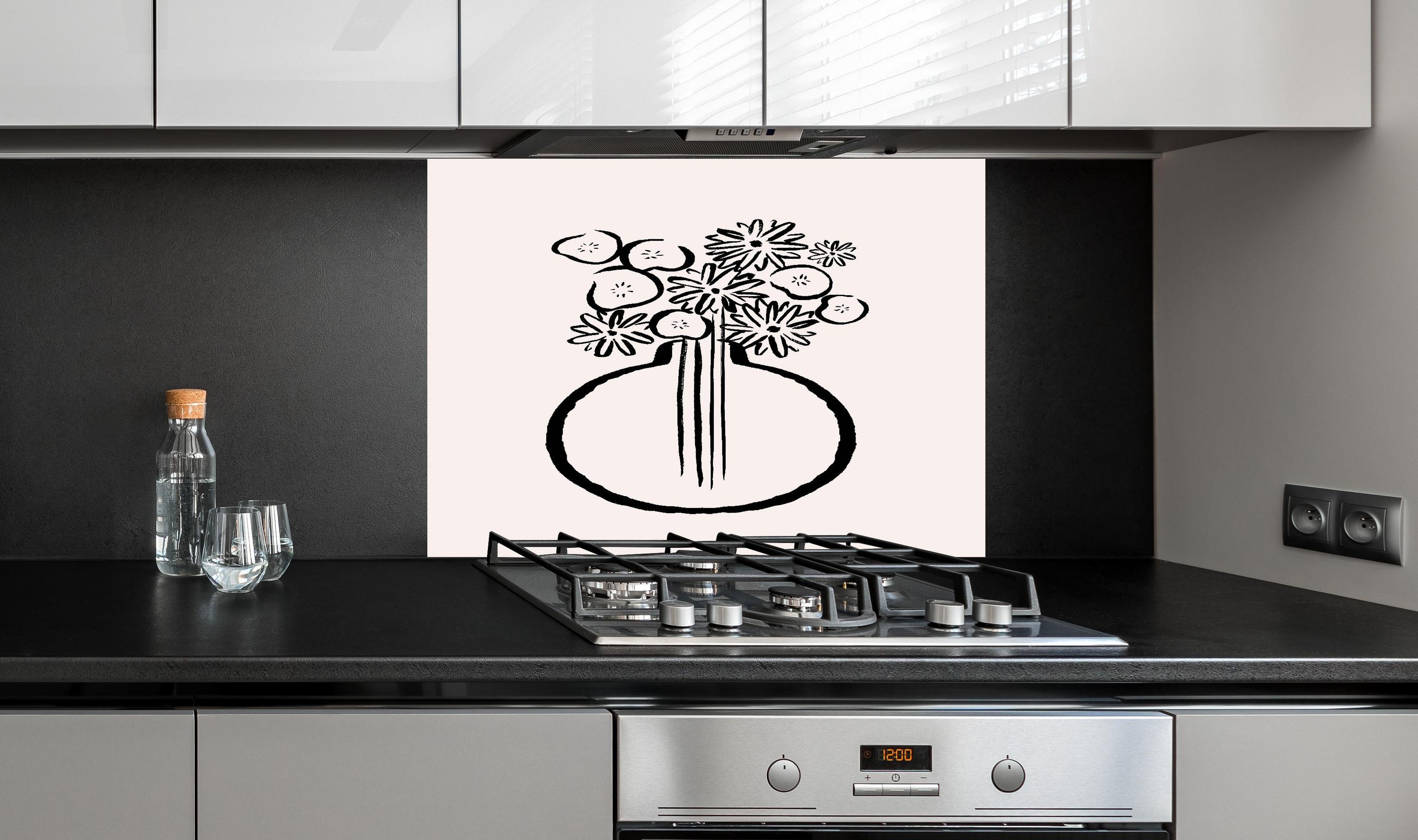 Spritzschutz - Monochromes Stillleben Blumen in Vase hinter einem Cerankochfeld zwischen Holz-Kochutensilien