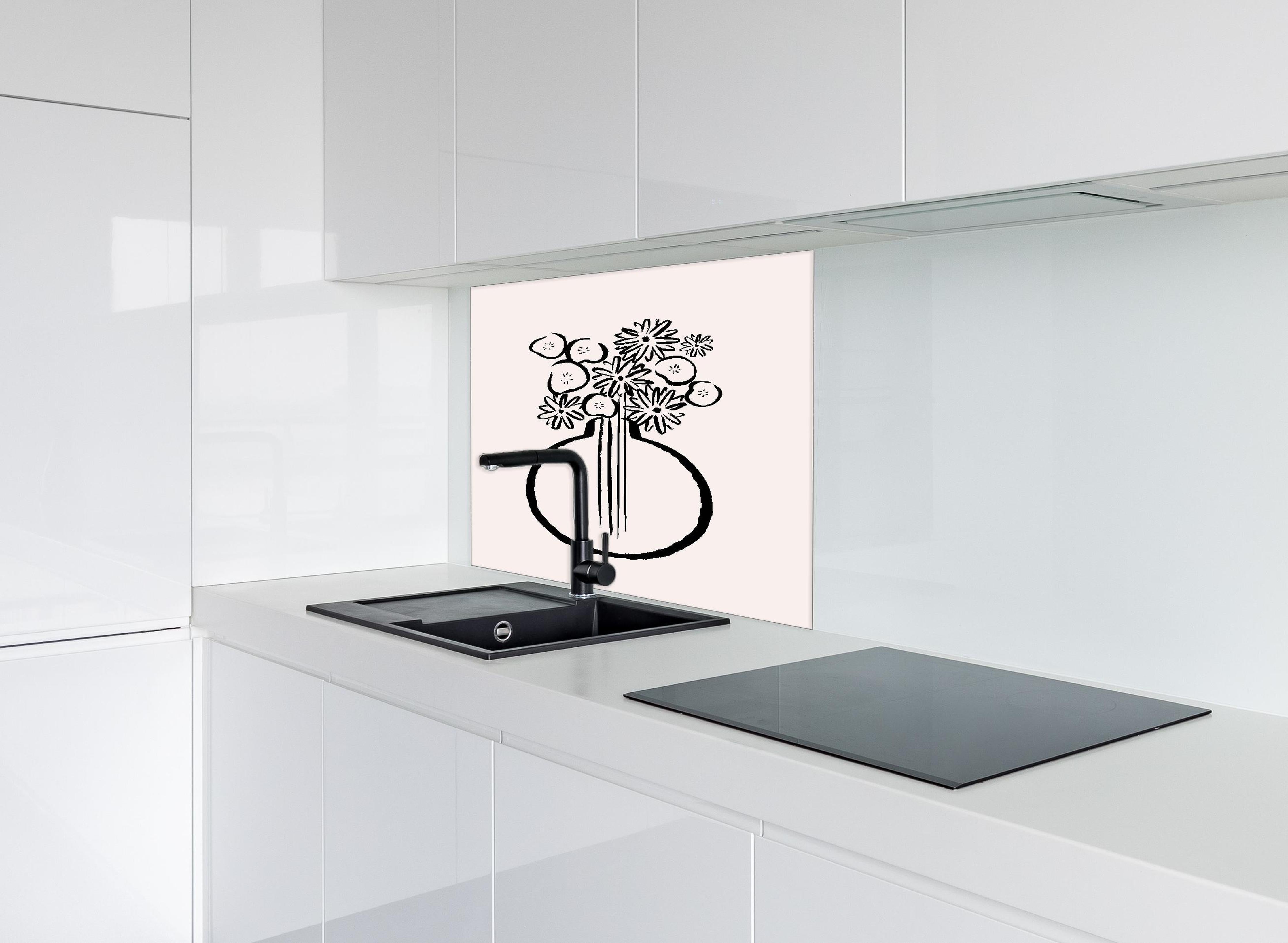 Spritzschutz - Monochromes Stillleben Blumen in Vase hinter einem Cerankochfeld zwischen Holz-Kochutensilien