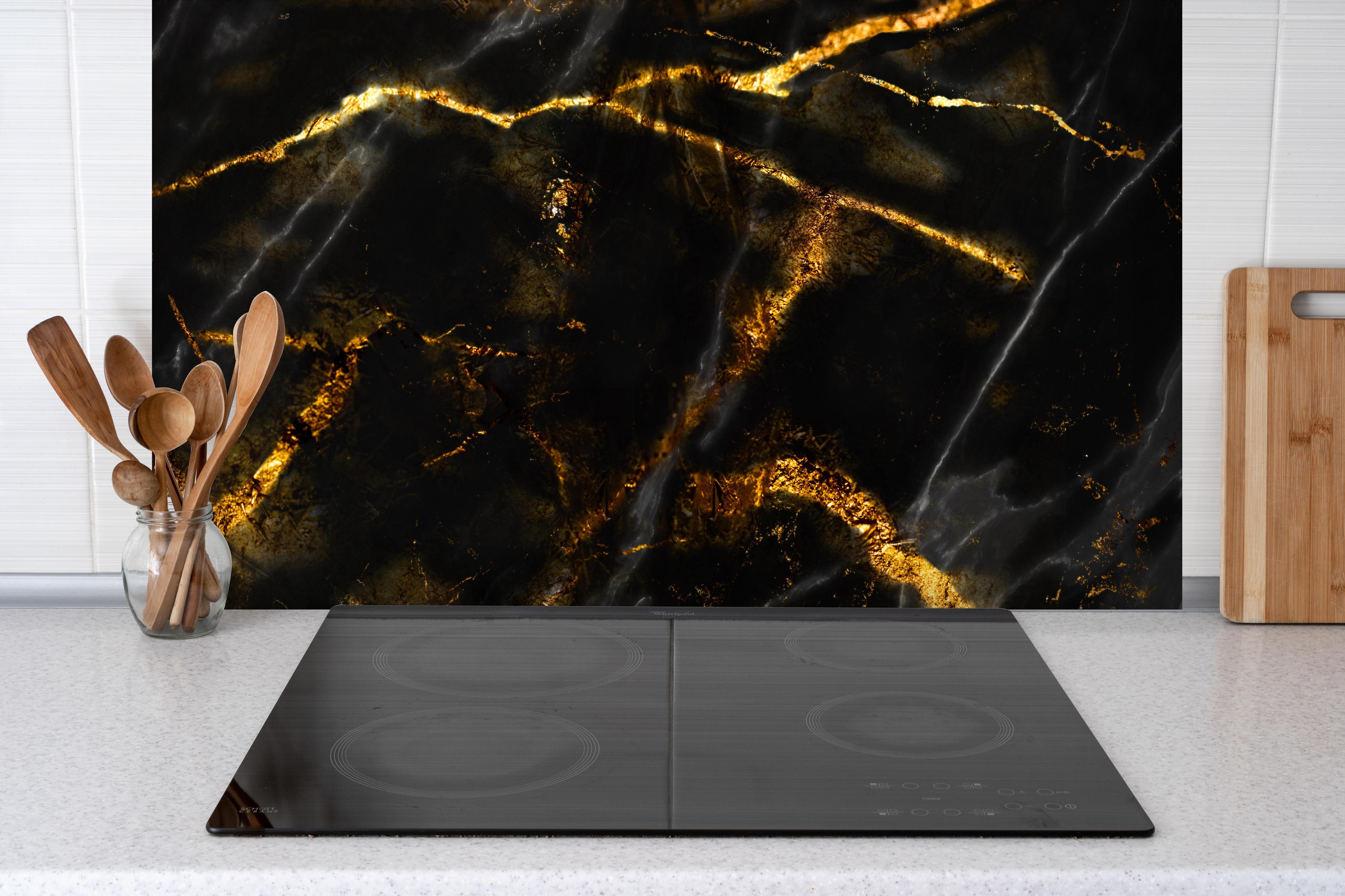 Spritzschutz - Monocolor Alkohol Tinte Marmorierung hinter einem Cerankochfeld zwischen Holz-Kochutensilien