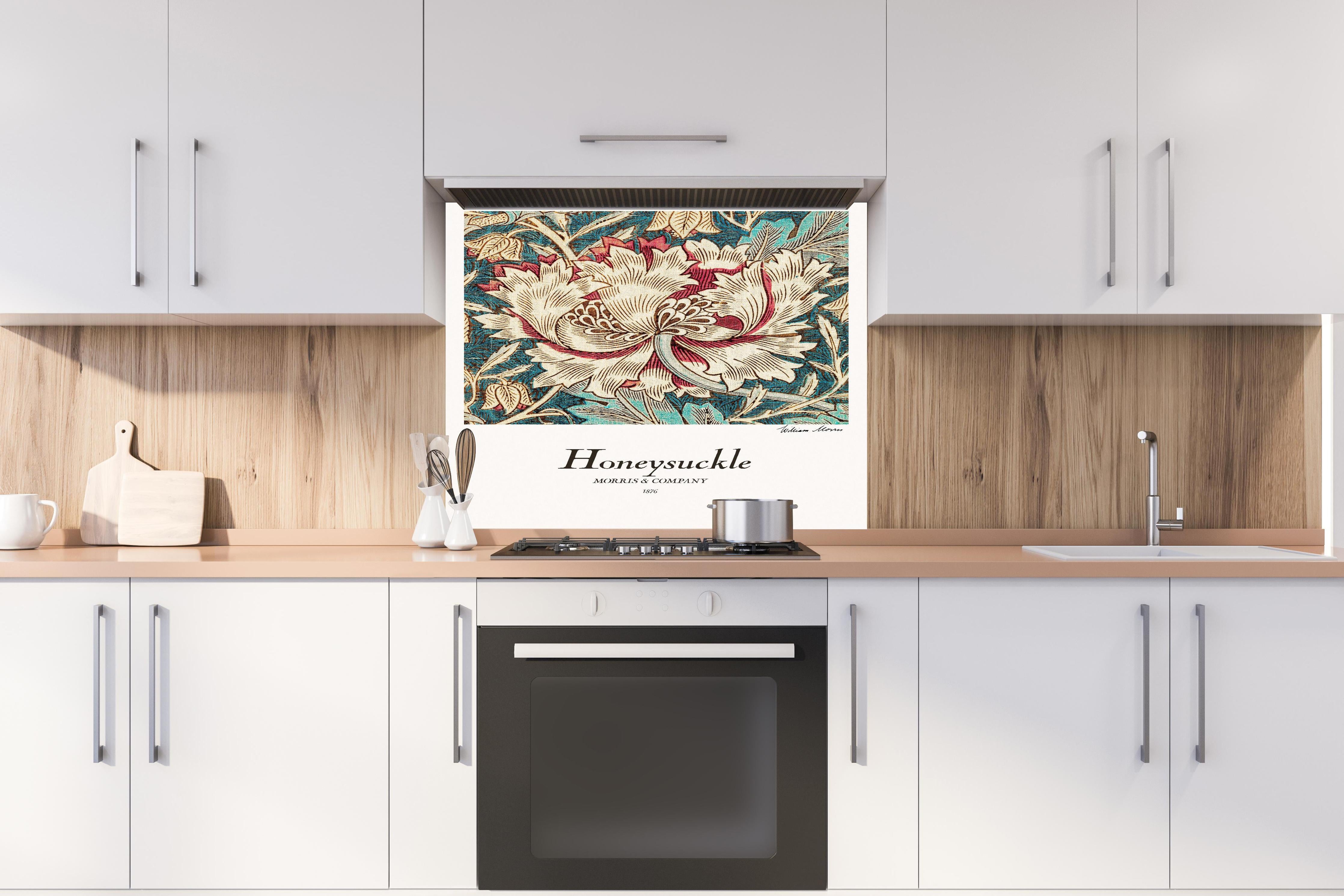 Spritzschutz - Mosaik Gemälde "Honeysuckle" hinter einem Cerankochfeld zwischen Holz-Kochutensilien