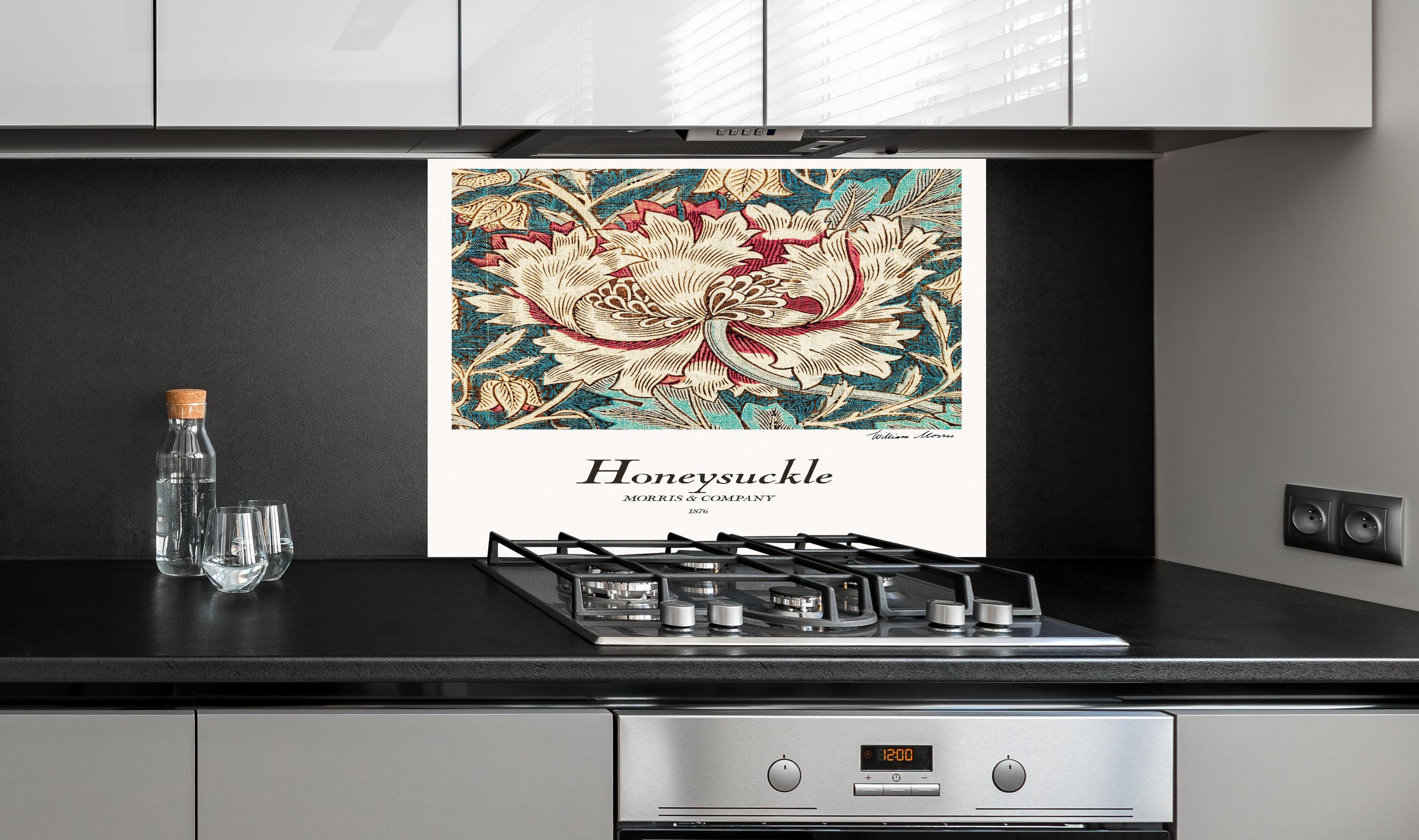 Spritzschutz - Mosaik Gemälde "Honeysuckle" hinter einem Cerankochfeld zwischen Holz-Kochutensilien