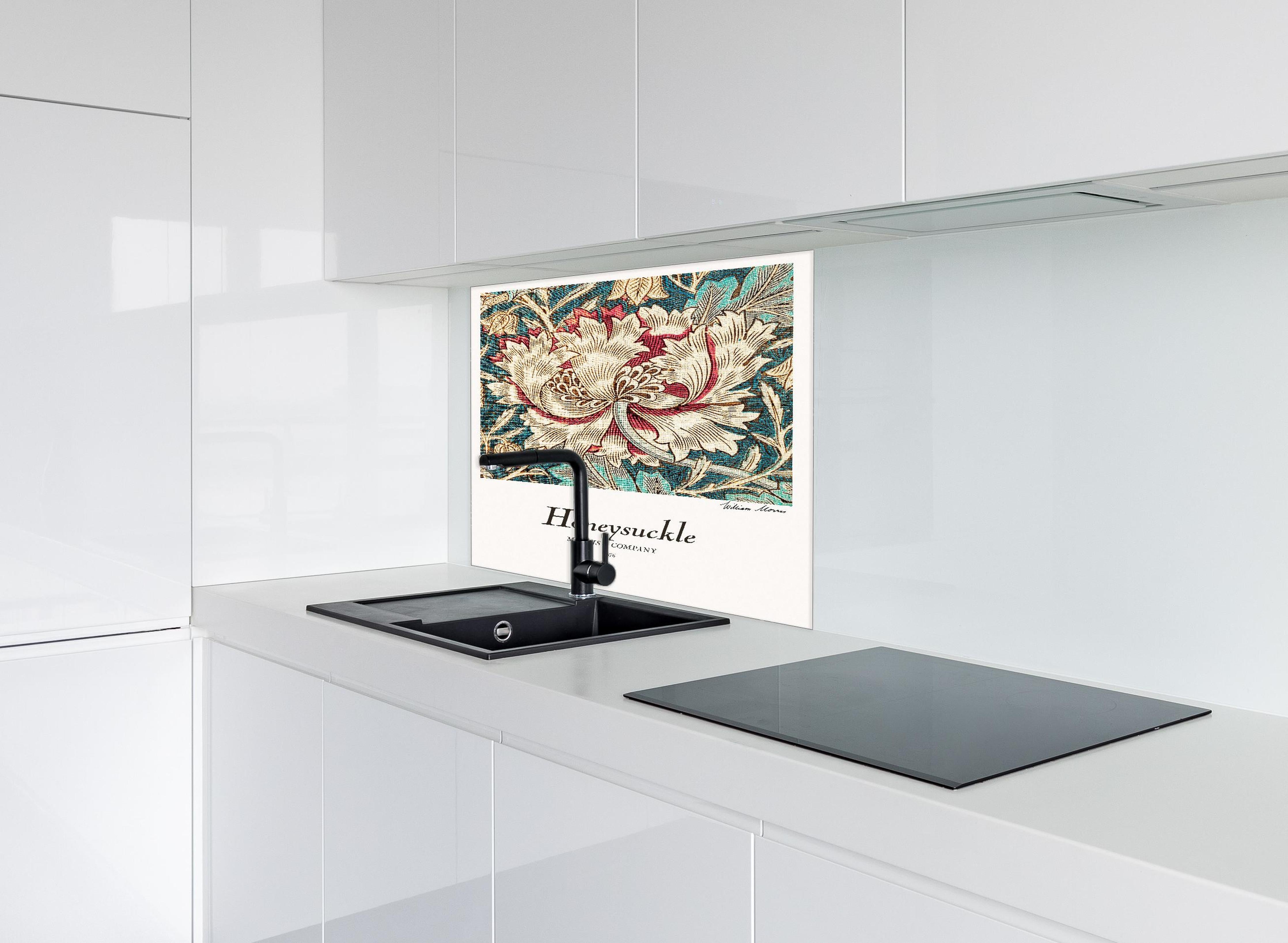 Spritzschutz - Mosaik Gemälde "Honeysuckle" hinter einem Cerankochfeld zwischen Holz-Kochutensilien