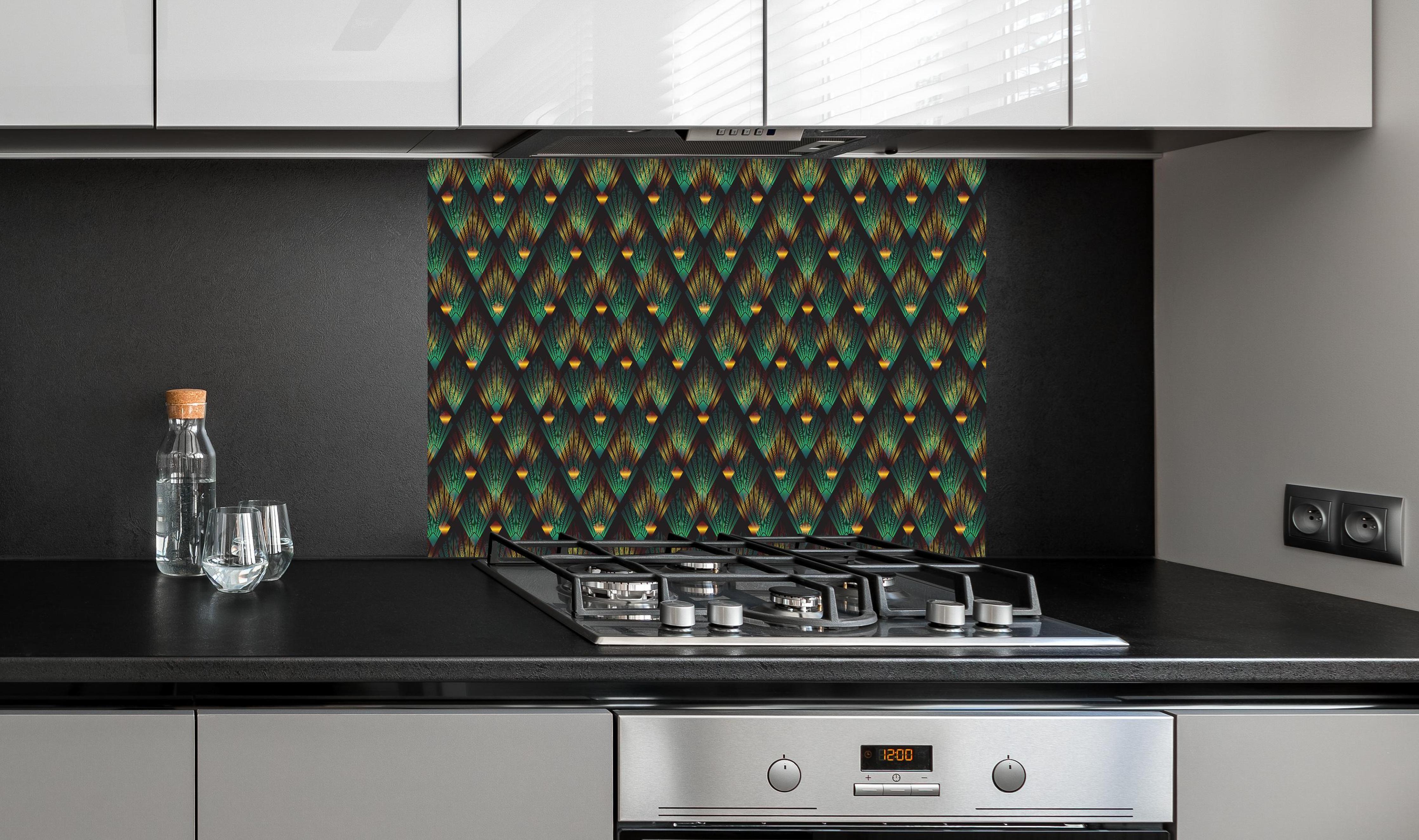 Spritzschutz - Mosaik Hintergrund - Art-déco-Stil hinter einem Cerankochfeld zwischen Holz-Kochutensilien