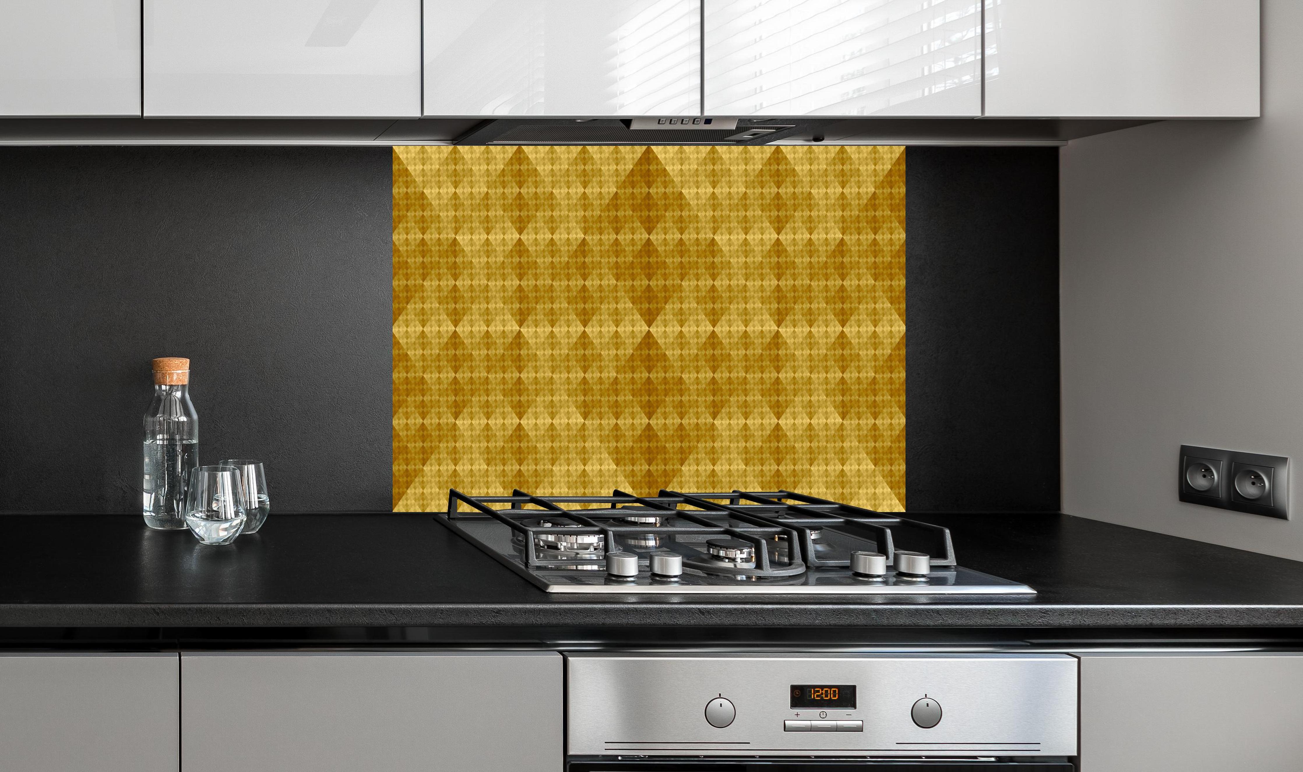 Spritzschutz - Mosaik Motiv - Goldfolie hinter einem Cerankochfeld zwischen Holz-Kochutensilien