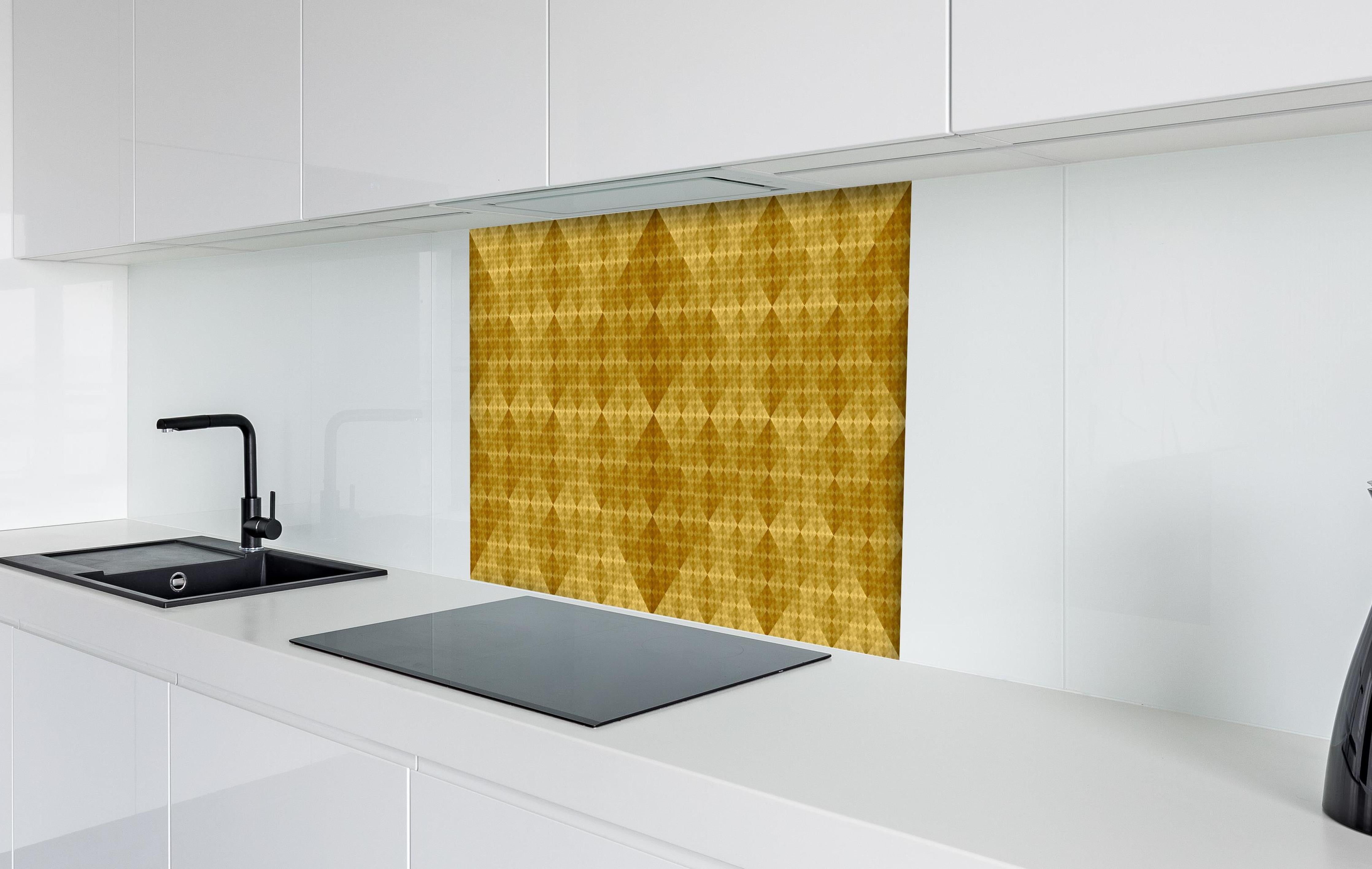 Spritzschutz - Mosaik Motiv - Goldfolie hinter einem Cerankochfeld zwischen Holz-Kochutensilien