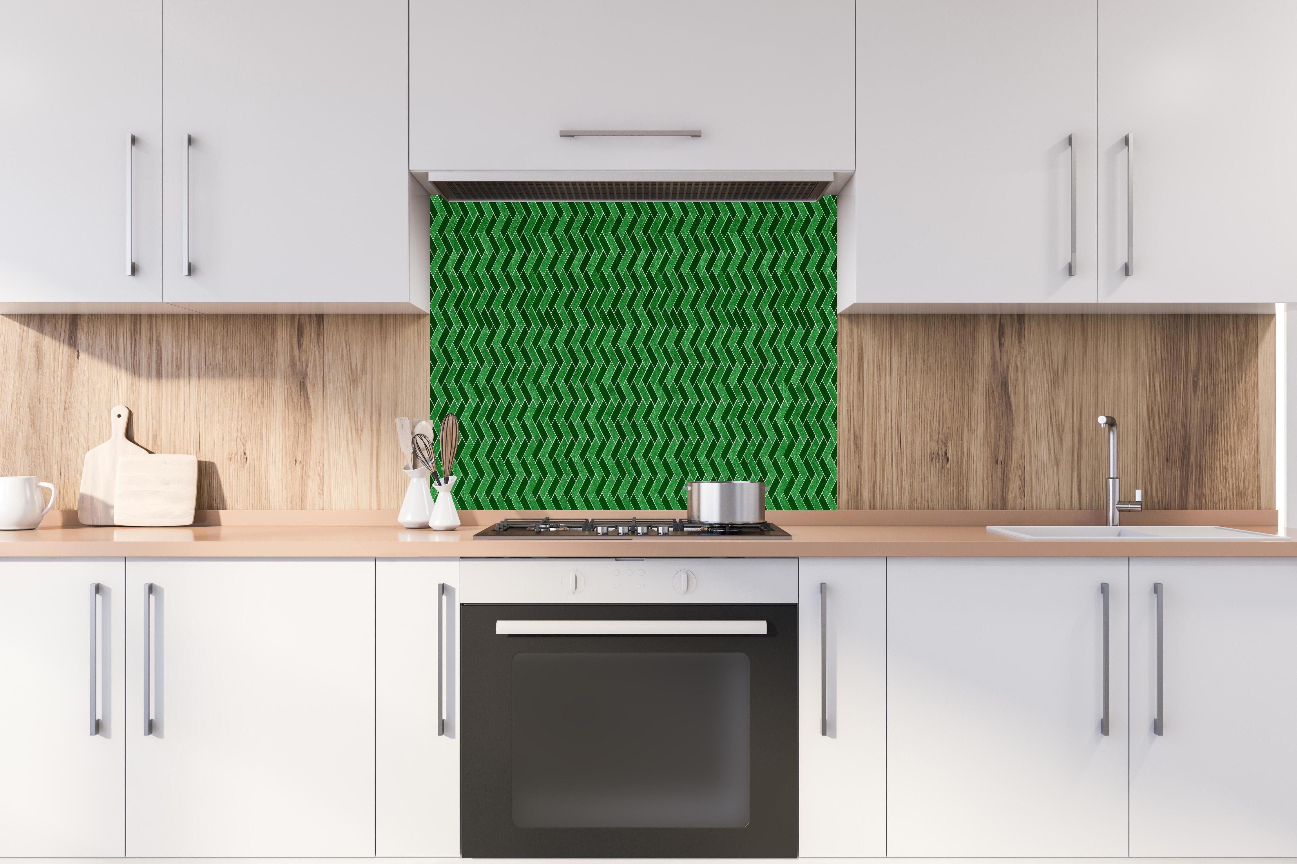 Spritzschutz - Mosaik Textur - Fliesen hinter einem Cerankochfeld zwischen Holz-Kochutensilien