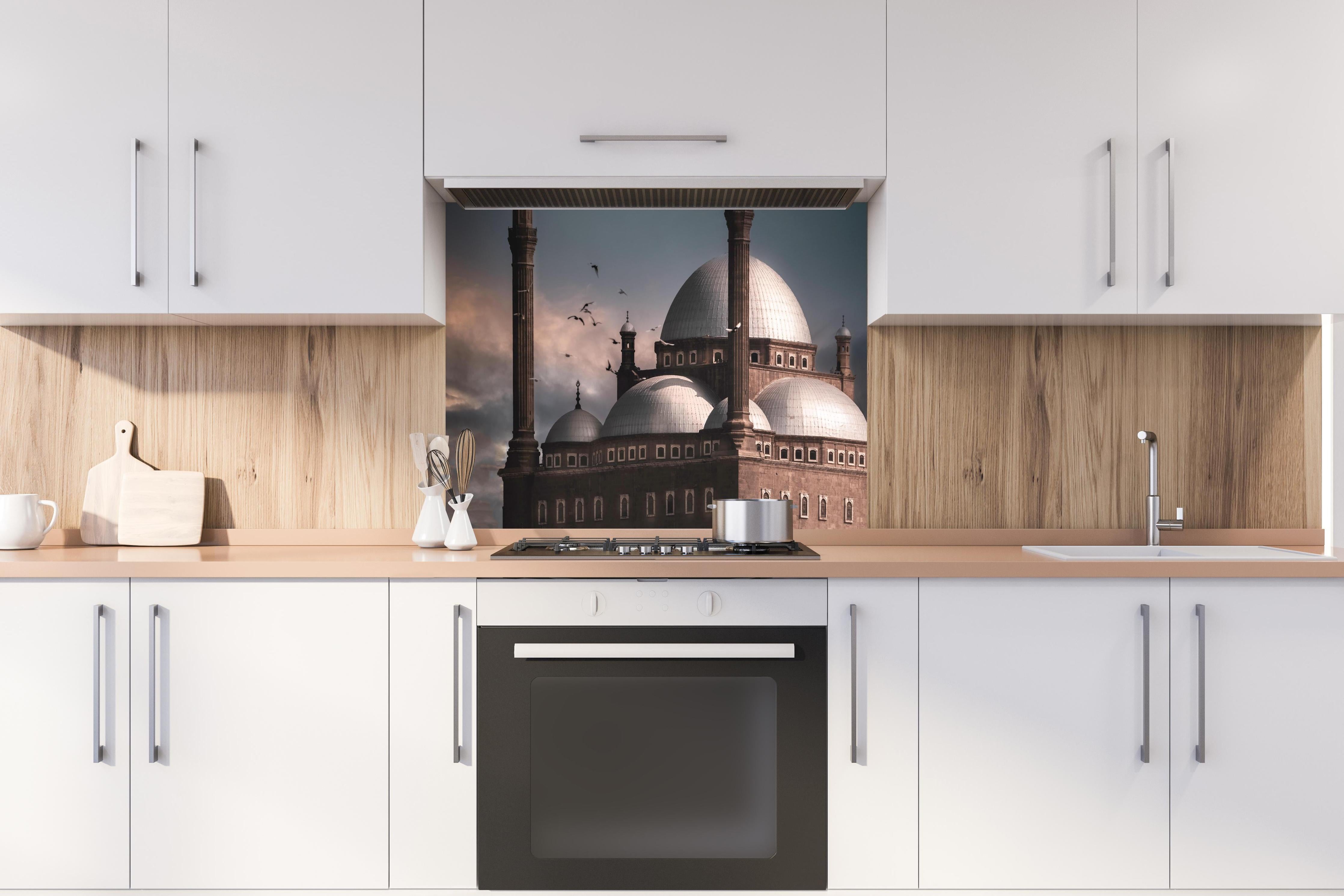 Spritzschutz - Moschee hinter einem Cerankochfeld zwischen Holz-Kochutensilien