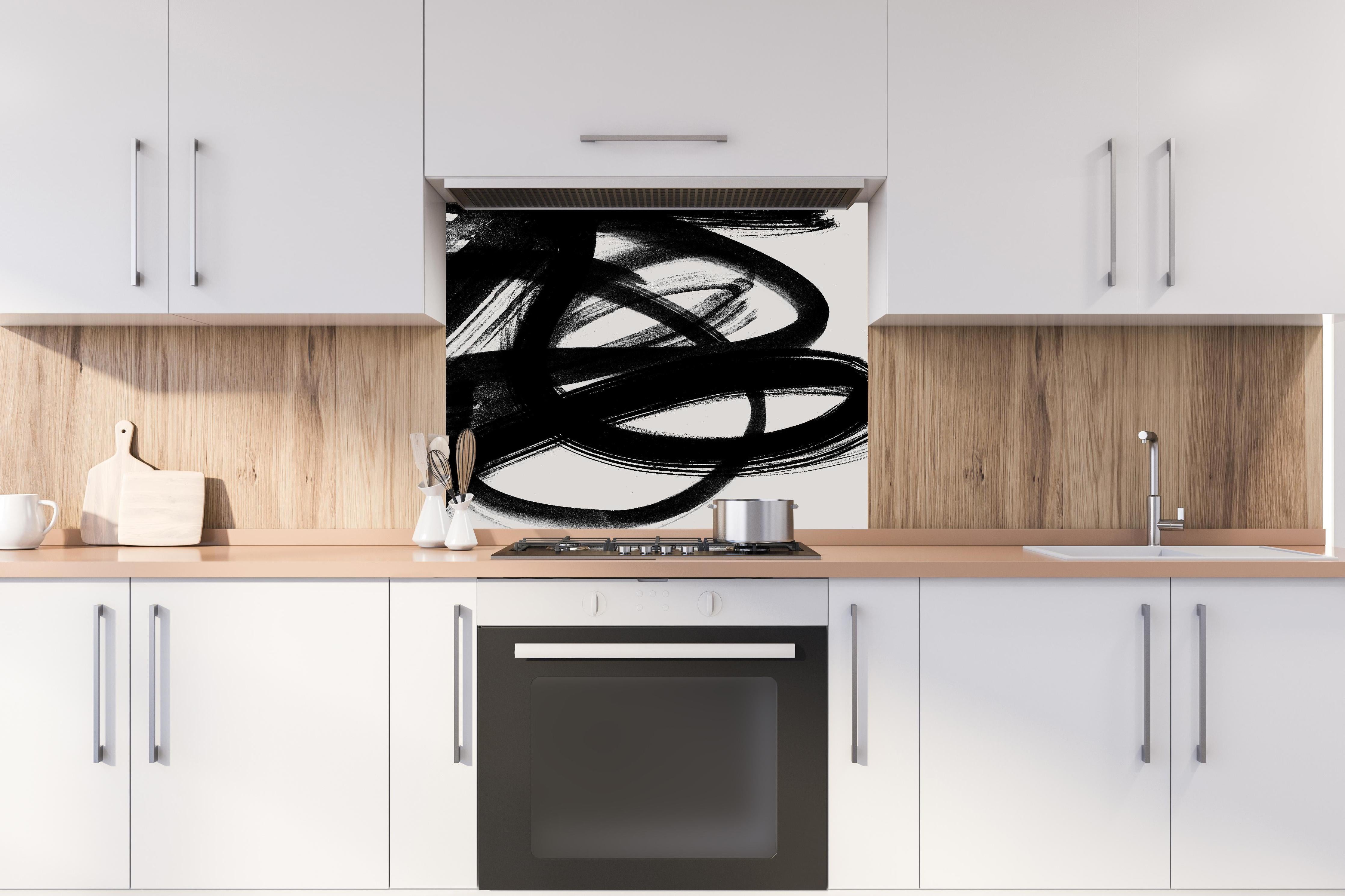 Spritzschutz - Motivationaler 'Super Duper' Schriftzug in Pink hinter einem Cerankochfeld zwischen Holz-Kochutensilien