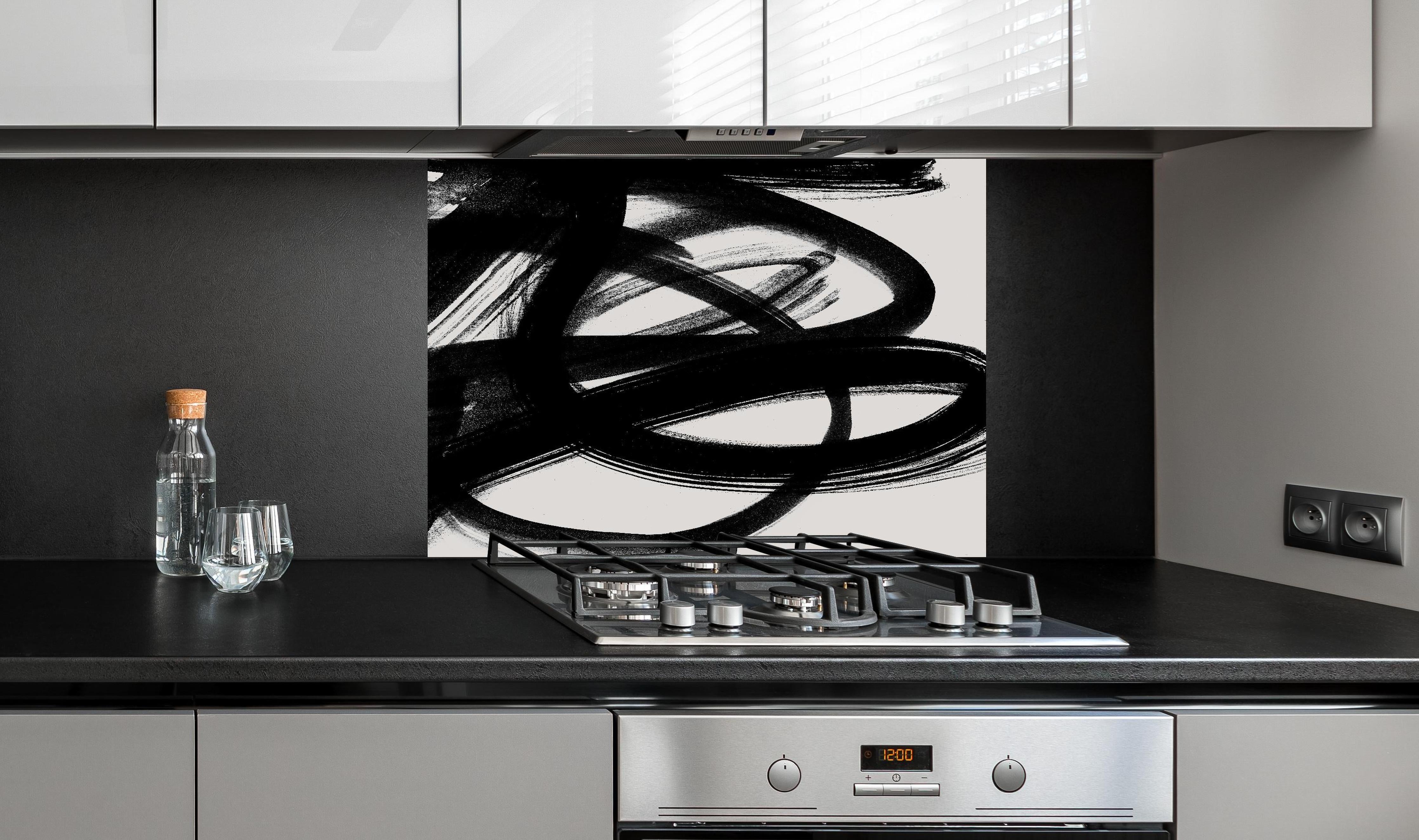 Spritzschutz - Motivationaler 'Super Duper' Schriftzug in Pink hinter einem Cerankochfeld zwischen Holz-Kochutensilien