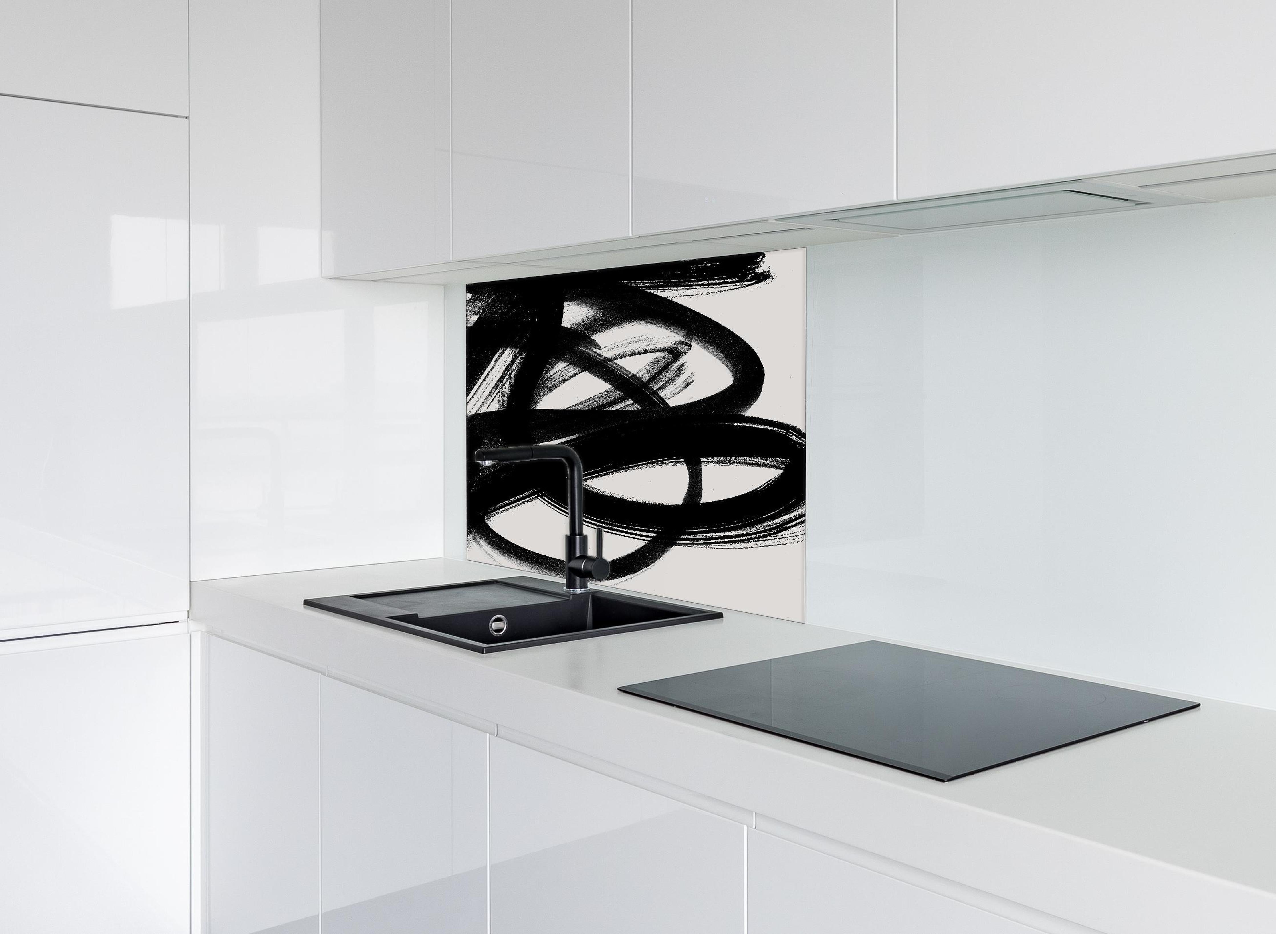 Spritzschutz - Motivationaler 'Super Duper' Schriftzug in Pink hinter einem Cerankochfeld zwischen Holz-Kochutensilien