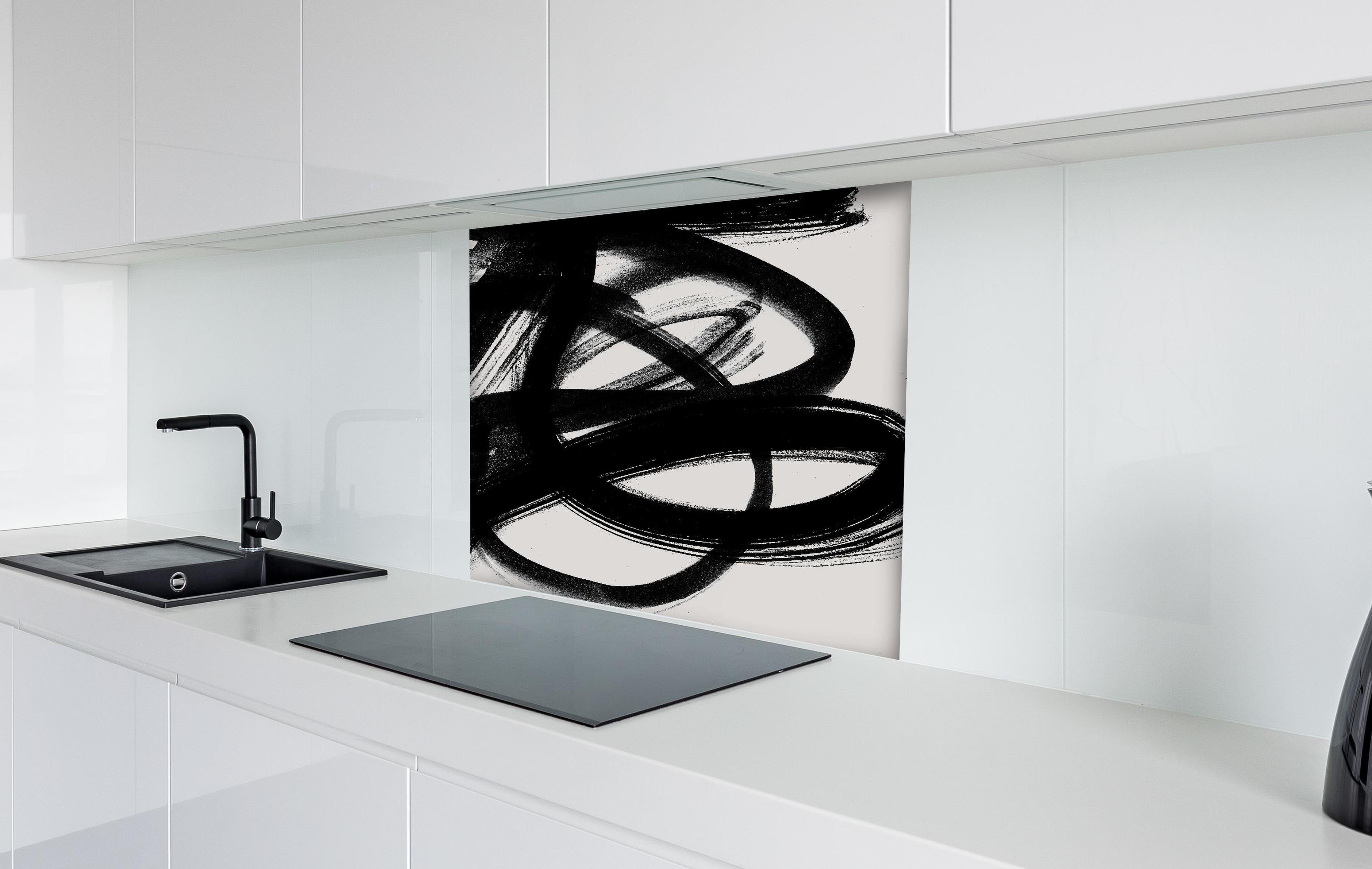 Spritzschutz - Motivationaler 'Super Duper' Schriftzug in Pink hinter einem Cerankochfeld zwischen Holz-Kochutensilien