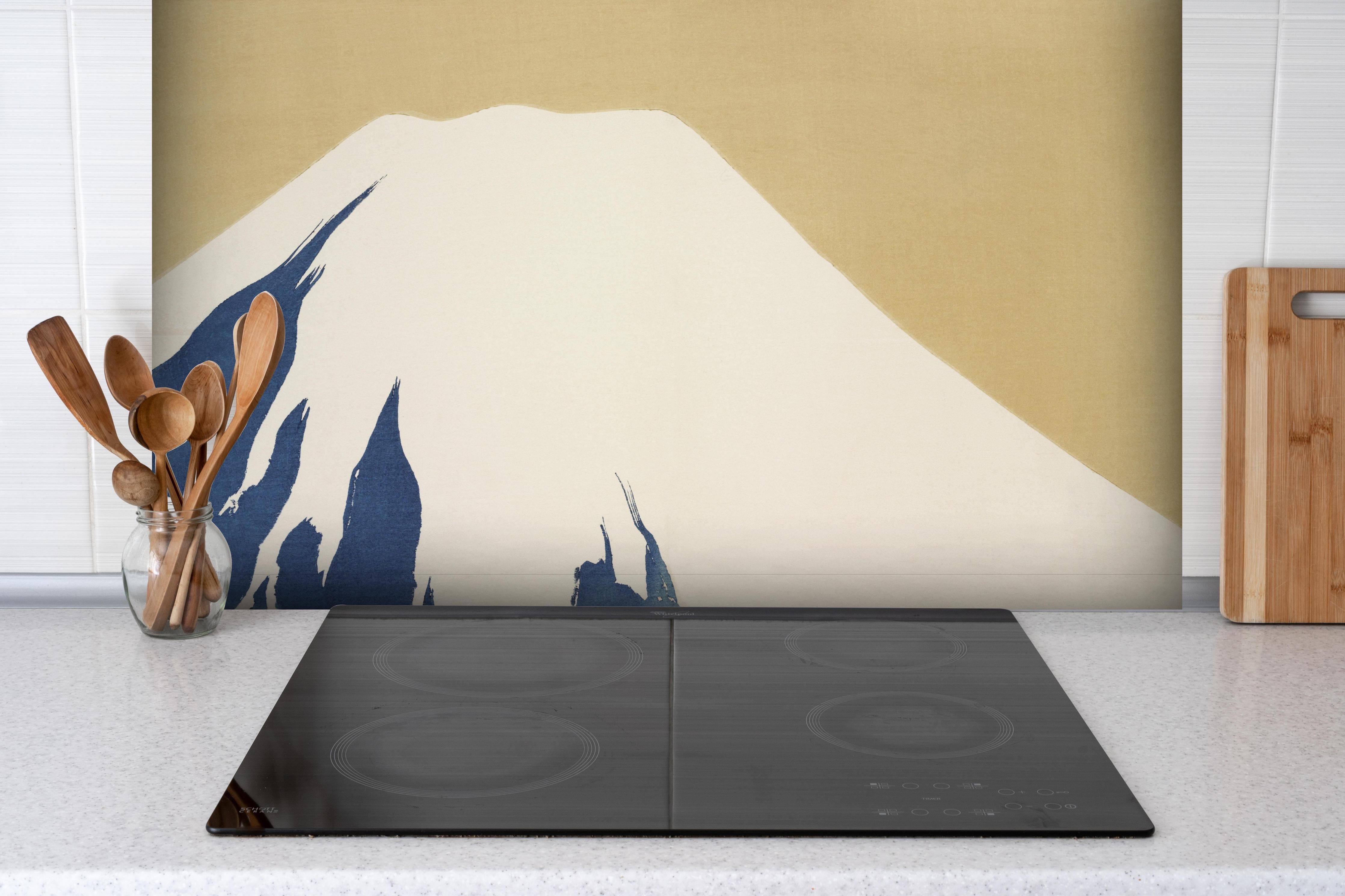 Spritzschutz - Mount Fuji Holzblock Japan Gelb-Blau hinter einem Cerankochfeld zwischen Holz-Kochutensilien