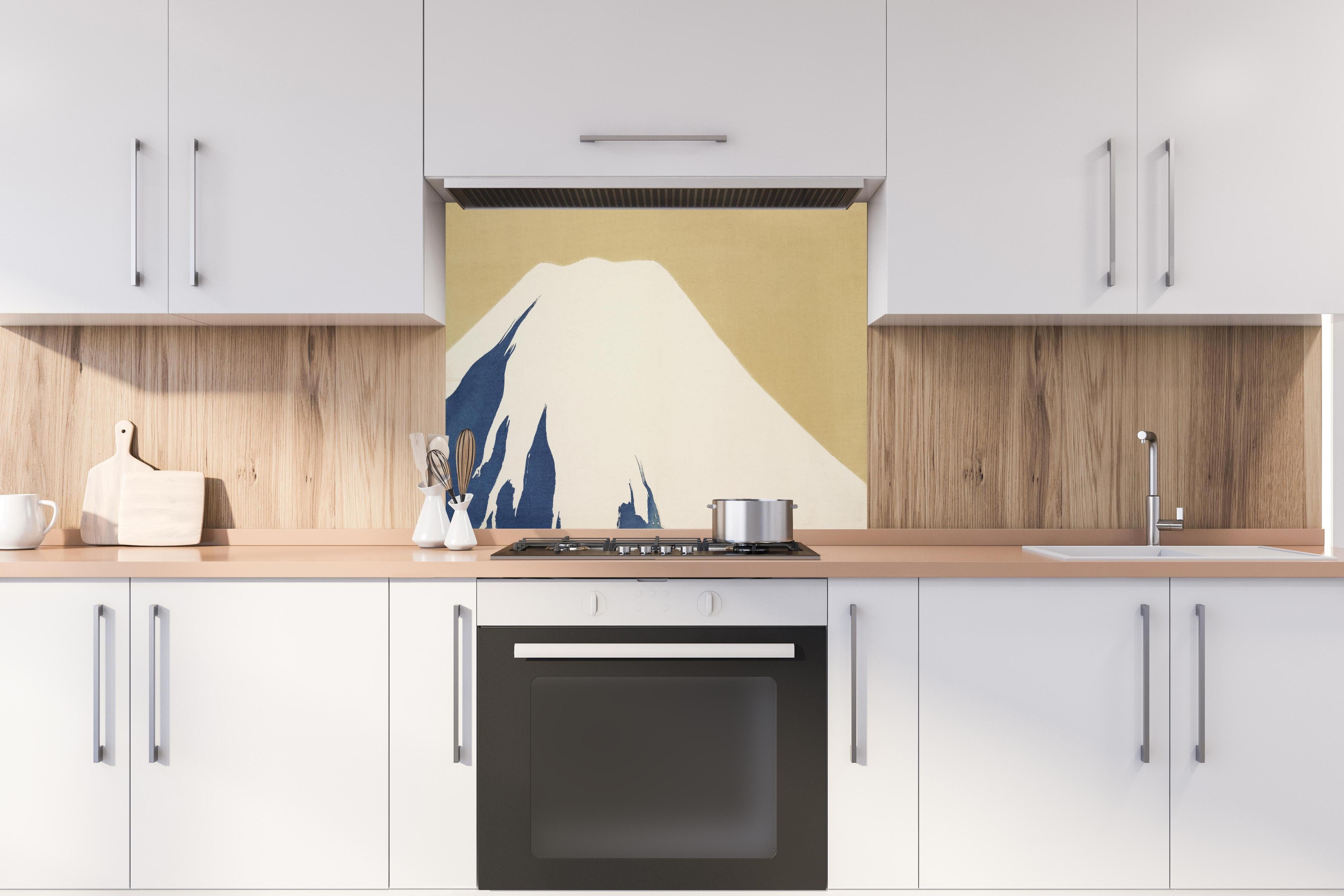 Spritzschutz - Mount Fuji Holzblock Japan Gelb-Blau hinter einem Cerankochfeld zwischen Holz-Kochutensilien