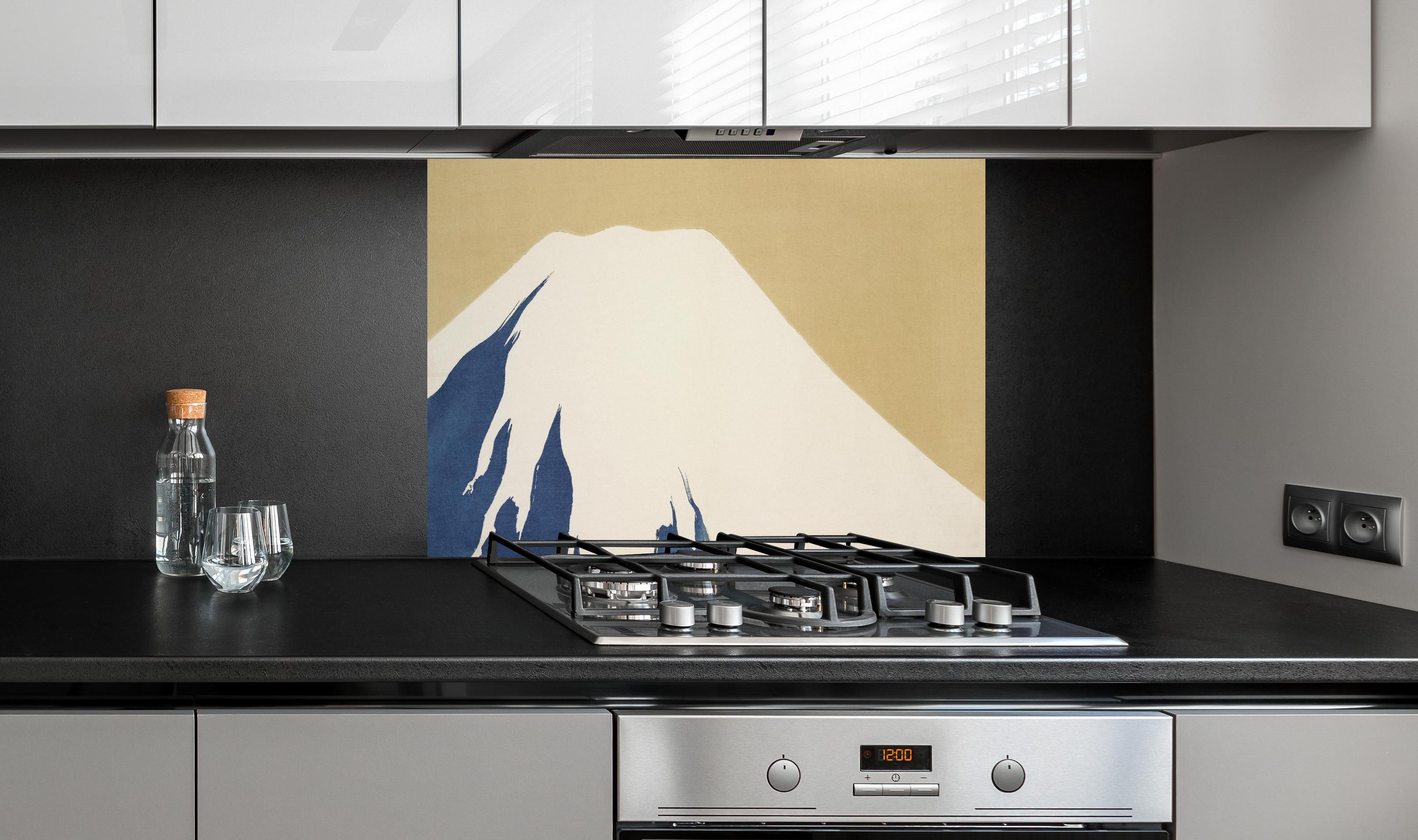 Spritzschutz - Mount Fuji Holzblock Japan Gelb-Blau hinter einem Cerankochfeld zwischen Holz-Kochutensilien