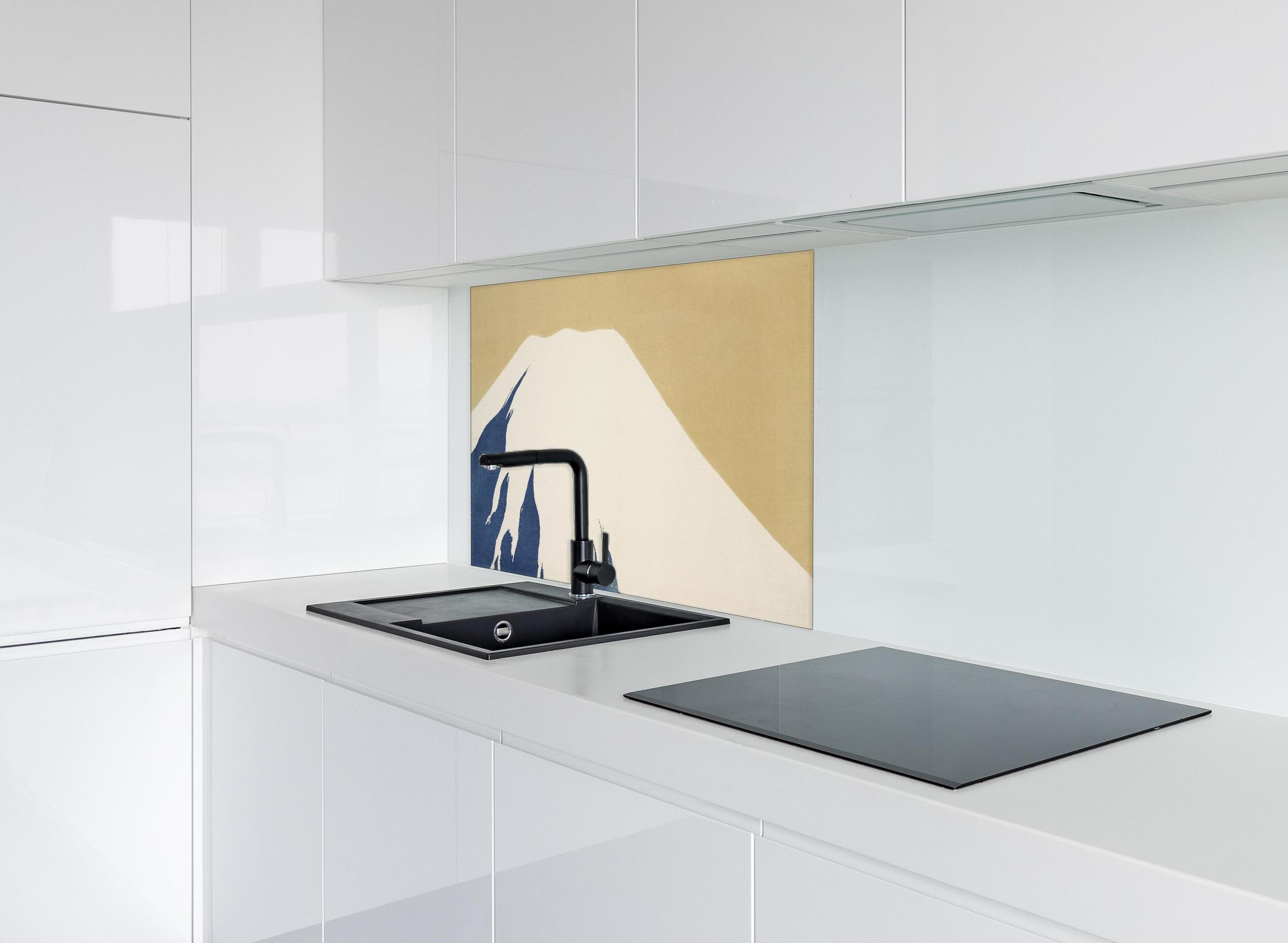 Spritzschutz - Mount Fuji Holzblock Japan Gelb-Blau hinter einem Cerankochfeld zwischen Holz-Kochutensilien