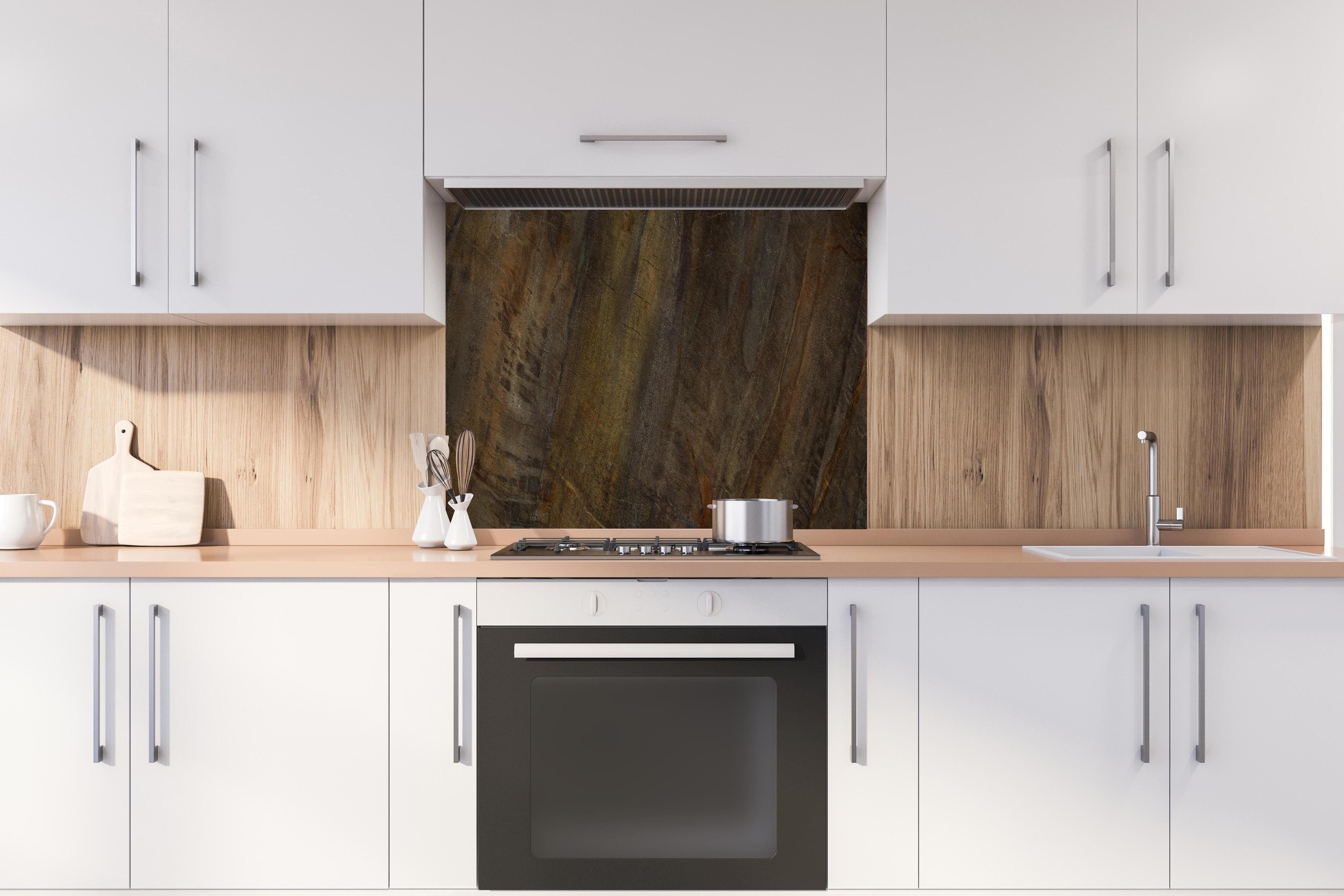 Spritzschutz - Multicolor raue Marmortextur hinter einem Cerankochfeld zwischen Holz-Kochutensilien