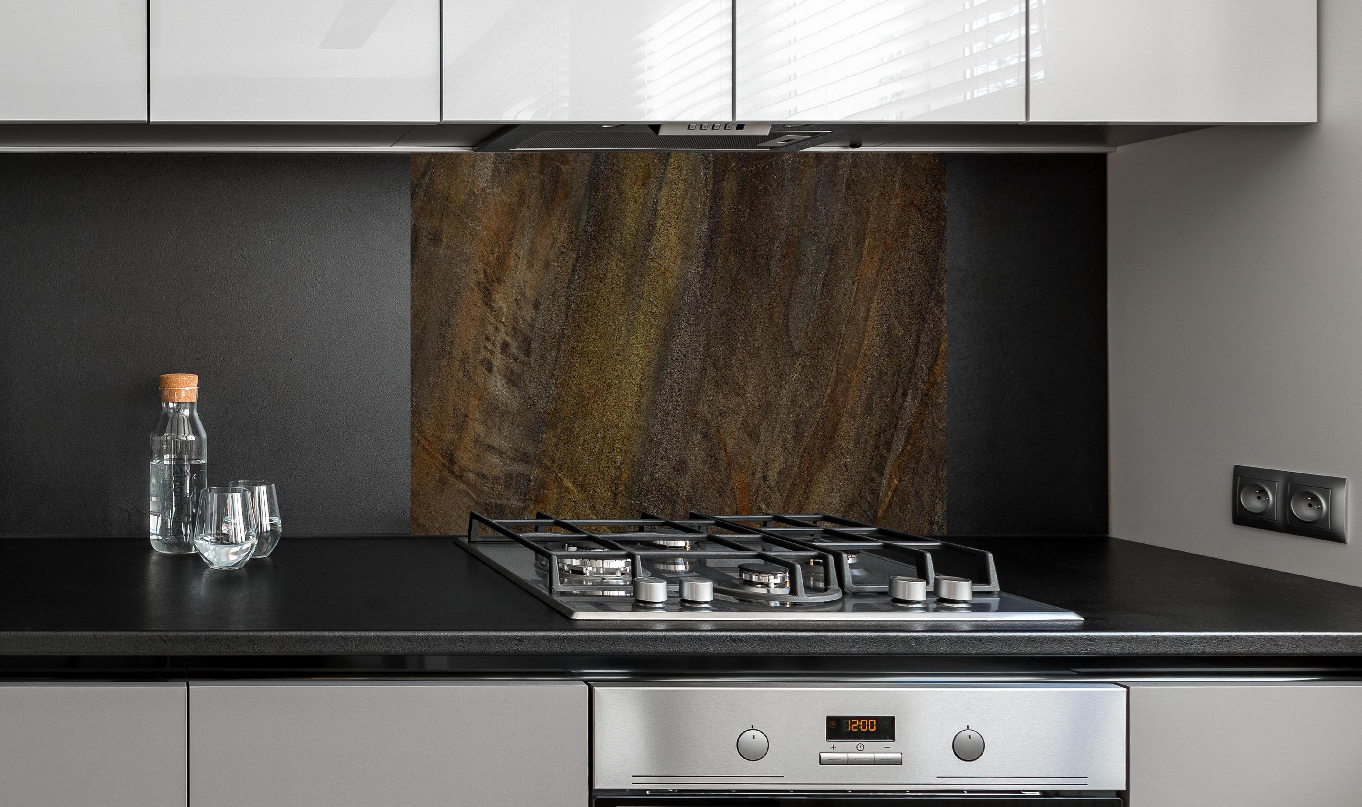 Spritzschutz - Multicolor raue Marmortextur hinter einem Cerankochfeld zwischen Holz-Kochutensilien